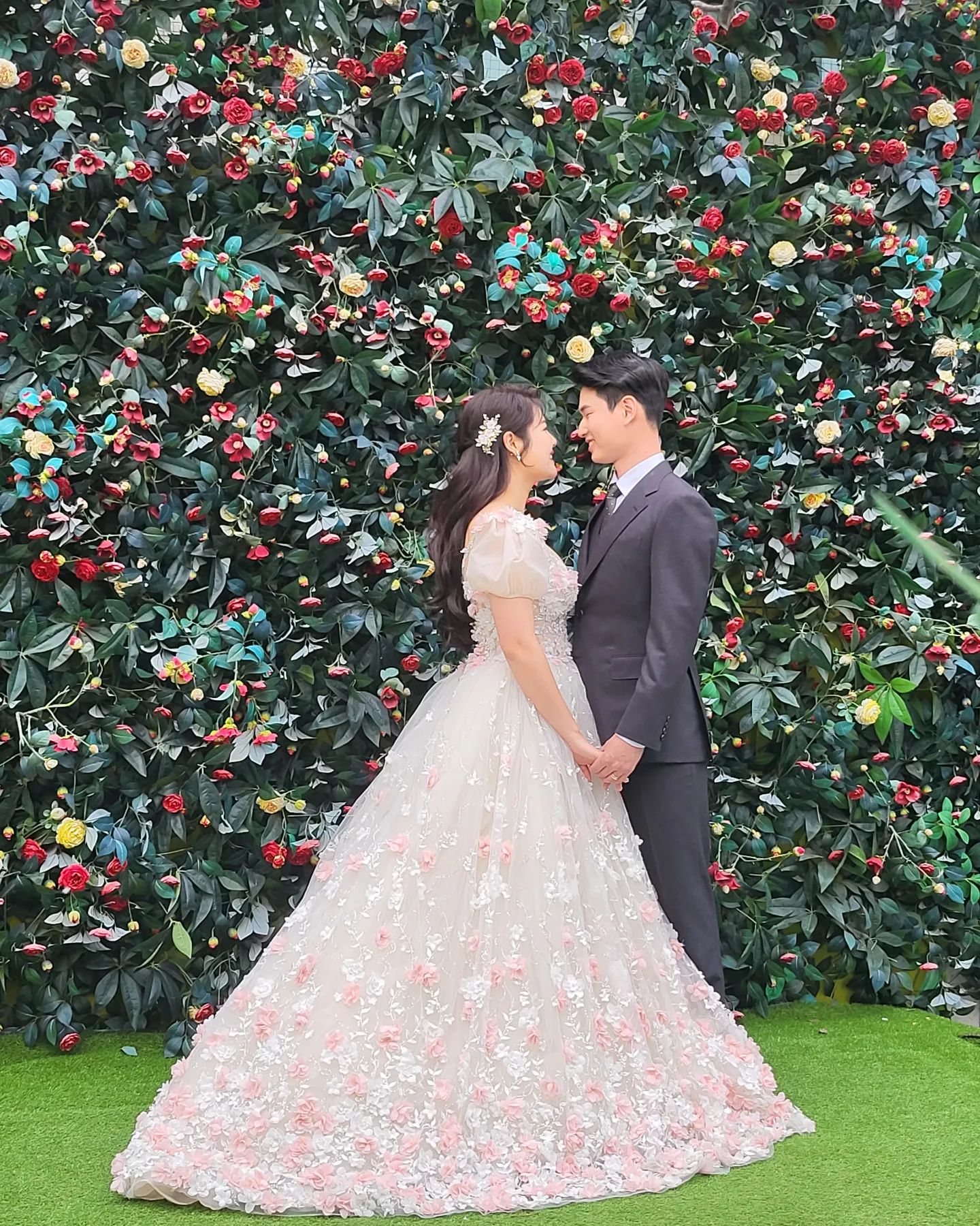 .
❤️세젤예지니지니 결혼합니다❤️
직장에서 만나 사내연애를 시작으로 5년간 끊임없이 싸우고 웃고 떠들던 철없던 지니지니와 멍근이가 드디어 결혼합니다
청약당첨되서 부랴부랴 준비한 결혼준비가 드디어 끝이나가고잇네요 다들 걱정도 많이해주시고 잘살라고 응원많이해주셔서 감사합니다ㅎㅎ
행복하게 이쁘게 저희부부 열심히 잘살겟습니다^^
-8월20일 1시40분 결혼합니다-