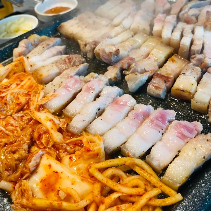 hosun84 on Instagram: “#광고 참숯으로 초벌되어 나온 제주백돈을 여주맛집 하르방에서 즐겨요 숯향가득 머금은 제주백돈 한판에 오겹살과 가브리살이 함께~ 고소함이 일품인 오겹살 껍질마져