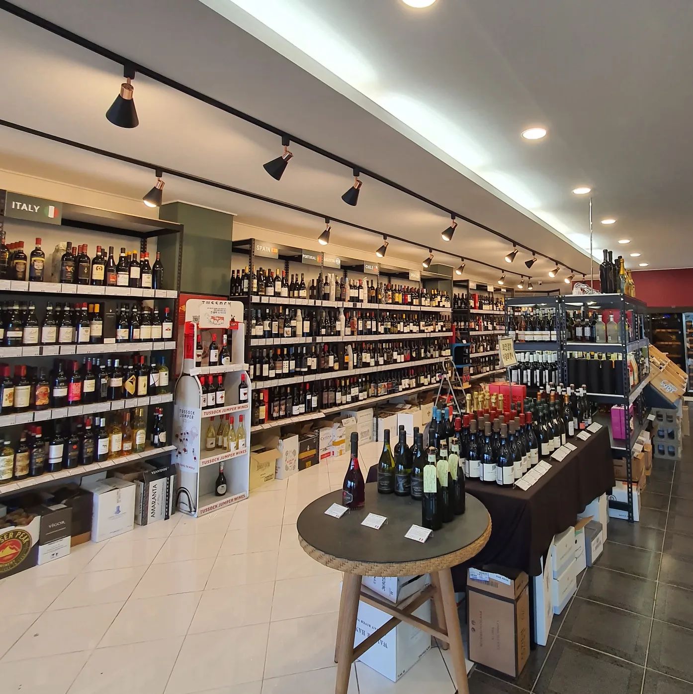 #협찬
🍷 제주공항에서 5분 거리 와인샵 🍷

#지탱_제주

제주공항에서 차로 5분 정도 걸리는 매우 가까운 와인샵이에요
그래서 공항에서 숙소로 이동하기 전에 들리기 좋은 곳!
서귀포의 식당들과 와인 콜키지 프리 콜라보를 진행하고 있어서
서귀포에 숙소를 잡으신 분들, 서귀포 일정이 많으신 분들께 특히 추천드려요~

🍷 와인점방 제주점 winejumbang_jeju
🍷 제주 제주시 연동 320-5

근처 가볼만한곳
🍷 이호테우해변, 한라수목원

주차장
🍷 가게 바로 앞에 4대 주차 가능!

운영시간
🍷 오픈 11시 / 마감 21시

휴무일
🍷 연중무휴

🍷 자세한 후기는 블로그에 있어요

#제주와인샵 #제주도와인샵 #와인점방 #와인그램 #와인스타그램 #와인샵추천 #와인