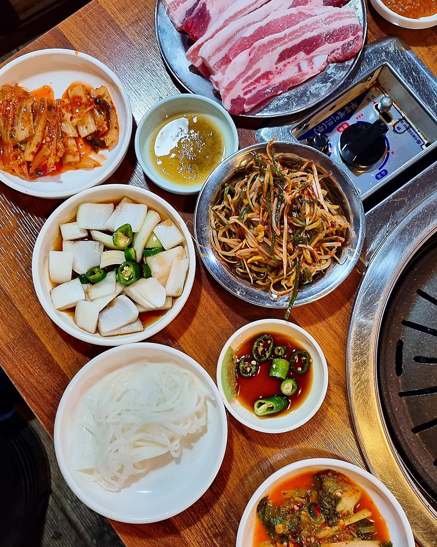 천안 껍데기 노포

#내돈내산

비가 보슬보슬 내리기에 급으로 껍데기에 소주 한잔 가벼웁게 할까 했던게 메뉴 몇개를 시켜 먹은건지 🐽

오랜만에 찾았지만 여전히 정겹고 술냄새 모락모락 나는 곳

살얼음 낀 참이슬로 고기 굽는 열기 식혀주고 얼갈이 열무국수 한사발 말아 먹으면 여름의 고깃집도 무섭지 않아요 🔥

술꾼 손님들에게 최적화 되신 일꾼봇 사장님 덕분에 마음 놓고 취할 수 있는 쌍용동 터줏대감

#장대포 🐸
충남 천안시 서북구 미라8길 26