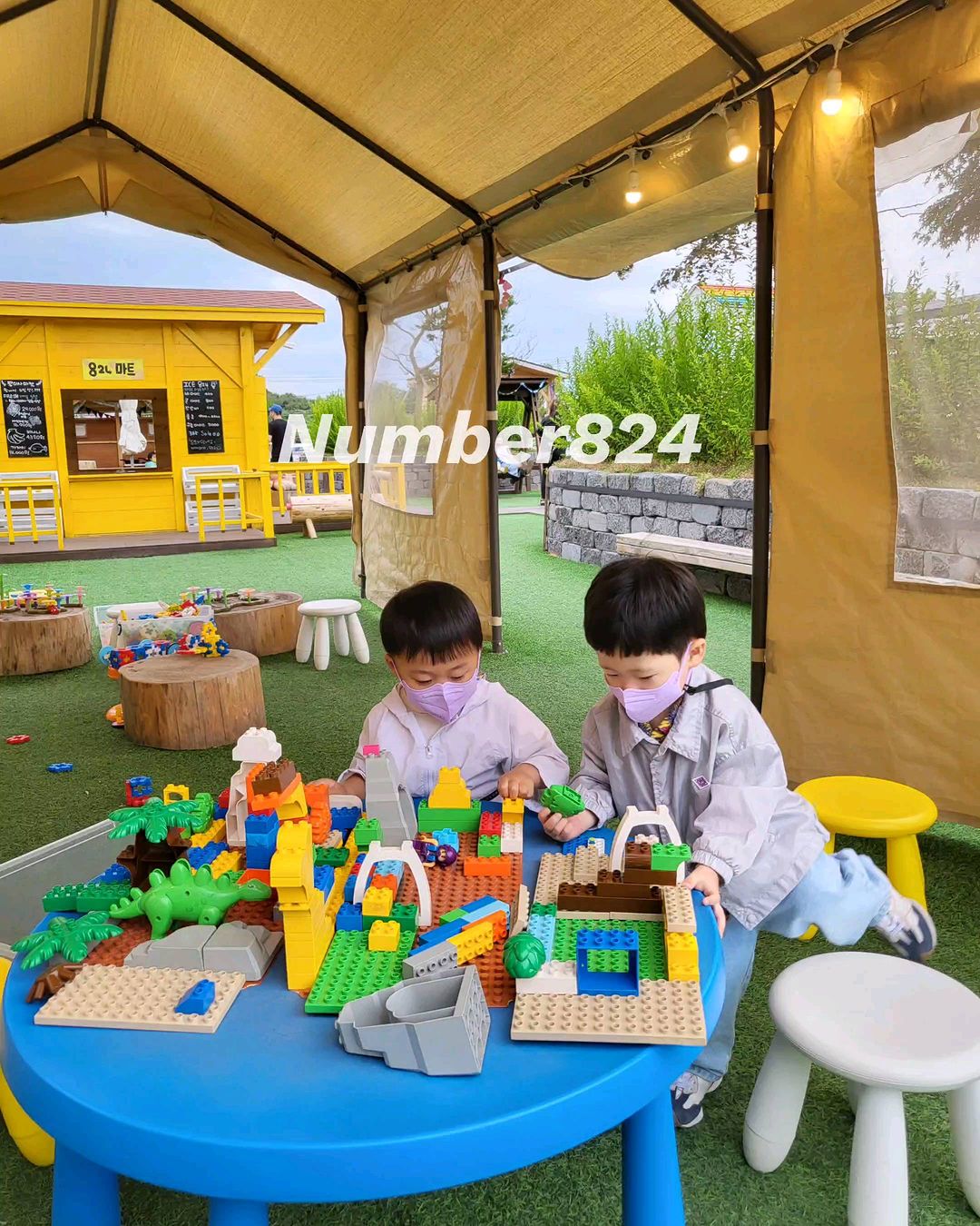 #석현이네_국내여행

#아기랑외출 #아기랑여행 #32개월아기랑
#밀린업뎃 #오늘아님

원래 예약이 치열하다는데 날씨 흐려그런지 쉽게 예약한 넘버824~ 여긴 우천시 사전통보없이 예약취소가 된다 
날씨가 좋았으면 쨍하니 너무예쁠거같은곳이였는데 조큼 아쉬웠다

너무기대해서그런가 생각보다 작다싶었는데 아이들은 이곳저곳 붐비며 재밌게 꽉꽉 1시간50분 채우고 놀다왔다

썰매를 몇번이나 타러왔다갔다했는지 썰매장을 한번가야되겠군🤔
 
 
🏷
#넘버824
• 경기 화성시 장안면 수정로 147-52
• 네이버예약필수(1시간50분)
• 노쇼방지 보증금 5000원
• 1인1음료
• 외부음식물,킥보드,자전거 반입금지

 
#육아맘 #육아정보 #육아소통 #아들맘 #육아소통 #육아맞팔 #육아스타그램 #육아일기 #육아기록 #32개월 #맘스타그램 #아기랑갈만한곳 #화성갈만한곳 #오산맘 #육아팁 #아기랑 #공원 #감성육아 #육아 #집콕 #스트레스해소 #셀프촬영 #그로커챌린지 #그로커