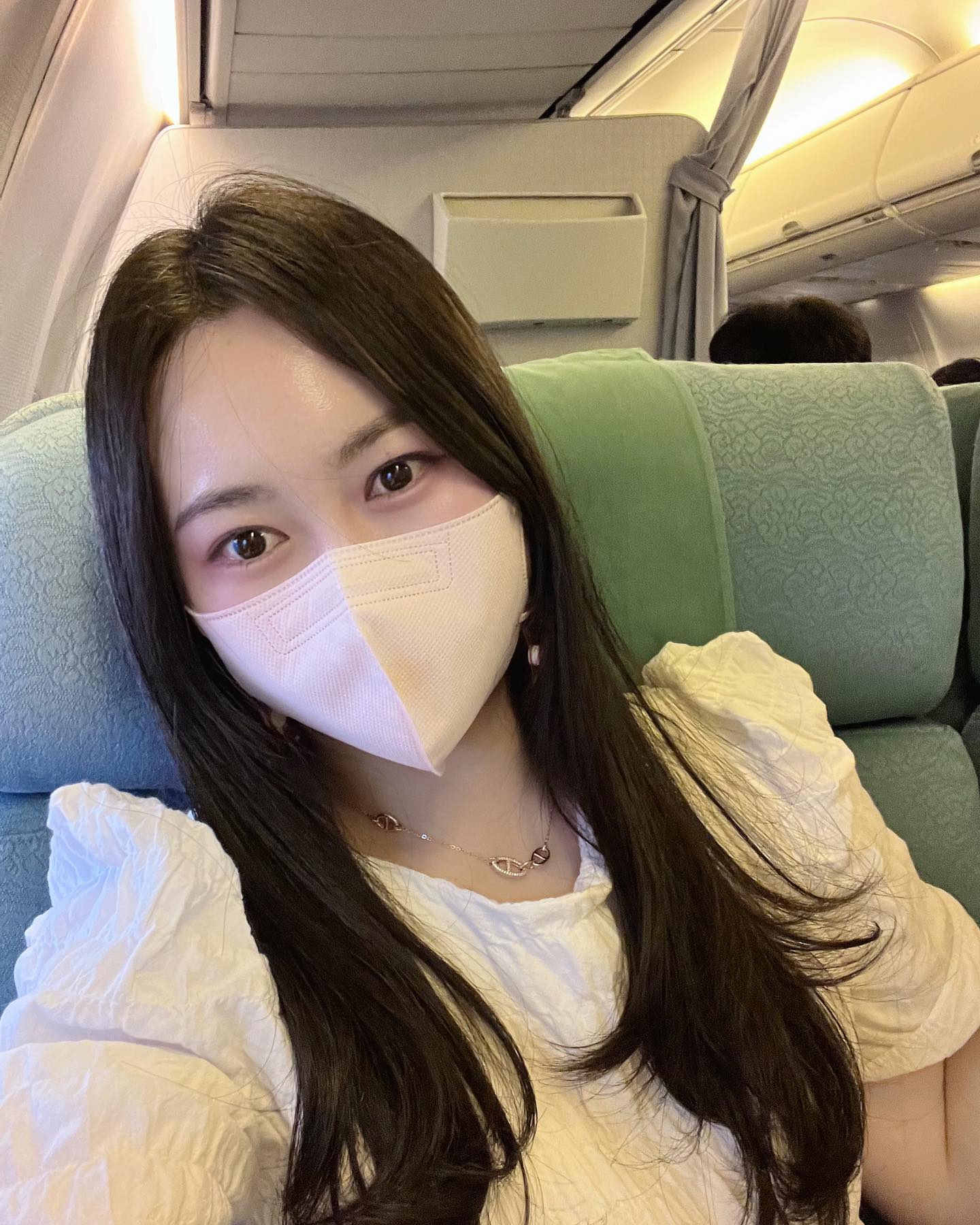 코로나로 거의 3년만에 가는 부산🛫
이서랑 첫 비행이라 더 의미있는! #여름휴가 사진들🫶🏻
가족들 볼생각에 완전설렘 🤍🤍
1.내 셀카 왜케 어색하지..🤣💞
3.4 아빠마스크 훅 내려서 양손가득 볼따구꼬집고 즐거워하는 딸래미🤭🥲💛 귀여워죽음 
5. 사랑해내딸랑구❤️
6. 핑크빛 하늘☁️💗

#selfie #dailypost #아기랑여행 #첫가족여행