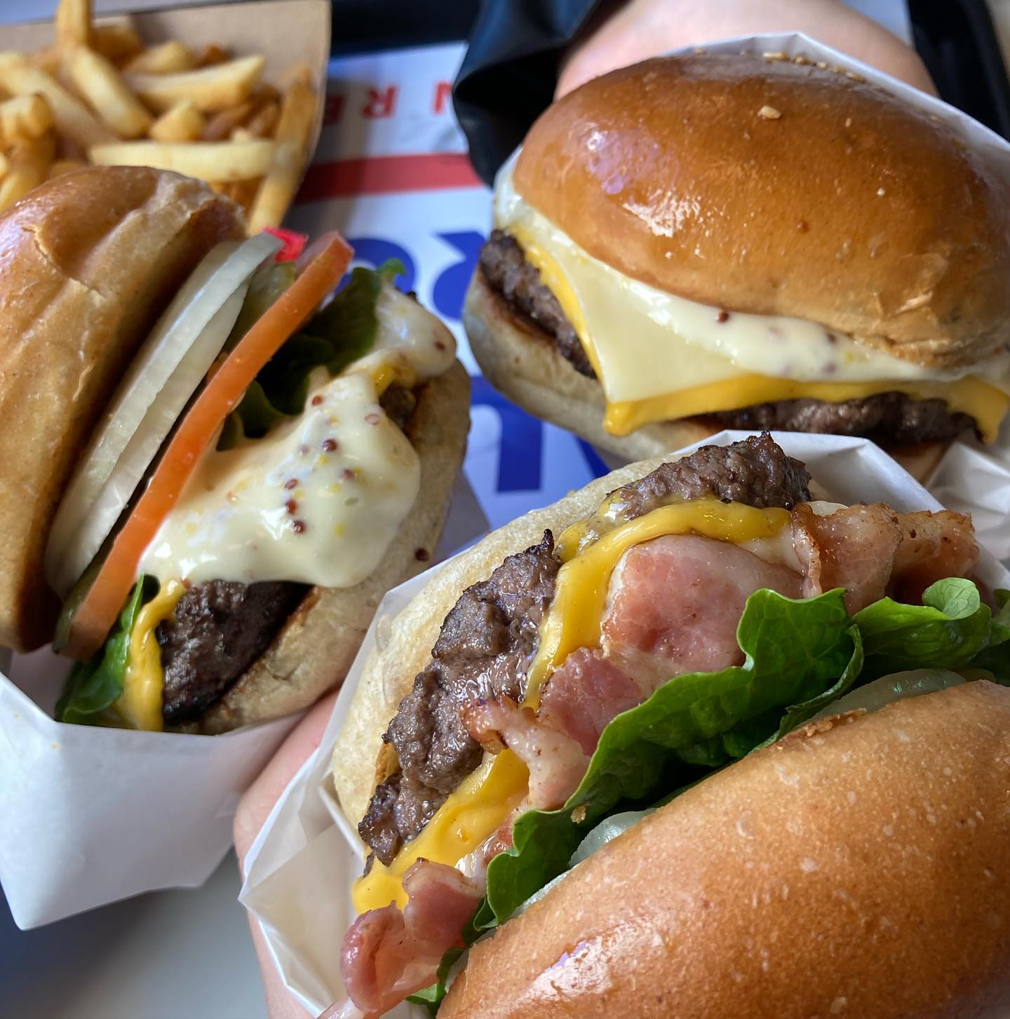 🍔 #하우스버거 #수제버거 🍔

맛있는 수제버거를 소개하고자 합니당!!
제가 정말 정말 수제버거를 너무 좋아하는데요 ㅠㅠ 대구 수제버거 맛집을 찾았습니다

(주문내역)
🍔베이컨치즈버거+드링크 세트
🍔하우스버거+드링크세트
🍔치즈버거+드링크세트

(맛 평가)
수제버거의 특유한 맛이 잘 느껴져서 너무 좋았습니당!! 느끼하지 않고 담백했고, 짜지 않았습니다.

감튀도 따뜻하고 바삭하고 딱 좋았고 세가지 버거 모두 만족스러웠어요!! 제가 원래 버거는 다 못먹는 경우가 대부분인데, 너무 맛있어서 천천히라도 다 먹고 나왔습니다 ㅎㅎ 

참고로, 하우스버거는 100% 한우패티를 사용하는데, 그래서 그런지 더 맛있었던것 같아요! 그리고 메뉴판의 사진과 정말 똑같이 나와서 더 기분좋게 먹었던 것 같아요.

끝으로, 쉐이크도 맛있다고 하니 한번 도전해보세요!

(인테리어 및 서비스)
미국의 한 버거집에 와있는 것 같았구요, 정말 영화에 나오는 그 버거집을 그대로 재연한 듯 했습니다. 힙스럽고~ 팝스러운~ 고런 느낌
그리고 사장님들도 너무너무 친절하셨어요!!

(가게정보)
📍하우스버거
📍대구 중구 달구벌대로447길 49 세명빌딩 1층
📍070-7769-8830
📍10:00-19:30(19:15 라스트오더)
📍정기휴무: 매주 월요일

#내돈내산 #수제버거맛집