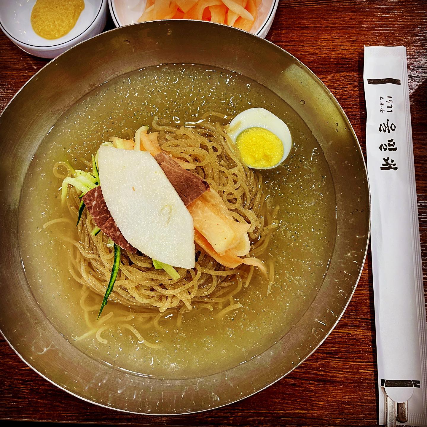 🍜

밍밍함속 진한 고기육수를 찾아서
강남에 위치한 ‘을밀대’로 가보자잇 💫

일단 을밀대는 건물 가장 안쪽에 위치하고 있다
여기가 맞나 당황할 수 있지만 거기가 맞으니 건물 안쪽까지 가보자! (안쪽에 간판이 있으니 못찾을 일은 없을것이다 👍)

메뉴는 냉면 외에 국밥종류와 수육, 녹두전, 홍어무침이 있다!
나는 누가봐도 대표메뉴인 물냉면을 주문했다
주문을 하면 무절인과 겨자 그리고 주전자에 면수를 가져다 주신다

드디어 영접하는 을밀대 평양냉면
일단 고명으로는 무절임, 오이, 삶은 고기, 배가 올라가 있다

먼저 국물 한입
다른 곳에 비해 조금은 약하지만 밍밍함 속에 고기육수의 맛… 중독성이 강한 이유다 (맛있다는 말 🤤)

다음은 면
평양냉면의 면의 특징은 메밀면으로 울퉁불퉁 거칠다는거다
을밀대의 면은 툭툭 끊어지는 완전 메밀면이 아닌 어느정도 쫀득한 면이다 (맛있다는 말 🤤)

아직은 호불호가 강한 평양냉면
밍밍함속 자리잡고 있는 고기육수의 진한 맛에 한번 중독된다면 빠져나오는건 불가능이다
기회가 된다면 도전하길 바란다

📍 서울 강남구 테헤란로4길 46 쌍용플래티넘밸류 B-147,148,149호
⏰ 11:00-22:00 (LO. 21:15)
❗️ 냉면 주문시 살얼음 없는 육수로 변경 가능하니 참고

#밍또잇 #mingttoeat #일상 #카페 #술집 #맛집 #집밥 #맞팔 #소통 #좋아요 #술스타그램 #선팔 #먹스타그램 #맛스타그램 #선팔하면맞팔 #파티 #맥주 #daily #먹방 #데일리 #food #팔로우 #음식 #맛있는거 #카페 #셀스타그램 #인친 #먹돼지 #좋아요반사 #foodstagram #일상스타그램