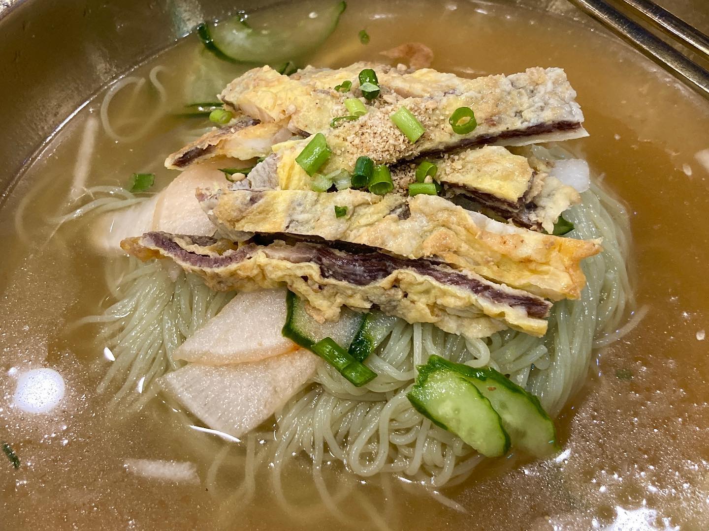 #냉면맛집 #교동면옥 #재방문의사100프로 

오늘의 메뉴는 냉면~냉면~입니당!!
무더운 날씨..폭염엔 딱인 음식이죠?!

'교동면옥'을 갔는데요, 재방문의사 100%인 집입니당. 실제로도, 매년 여름마다 1번씩은 무조건 먹는 맛집입니당

(주문내역)
-육전 물냉면2개
-소고기육전

(맛 평가)
정말...여긴 찐 맛집이에요. 여기서 냉면을 처음 먹고난뒤로부터는 그냥 냉면만 나오는 집에는 잘 안가게 되더라구요. 정말 육전 필수⭐⭐️

우선 냉면리뷰입니다. 냉면은 말해뭐해~ 면발이 쫄깃하고 육수도 엄청 맛있어요! 육수를 잘 안먹는 편이지만, 여기서 시원하니~ 맛있어요!

그리고 육전은 주문할때부터 추가주문할 정도로 정말 맛있습니당! 여기 육전 촉촉하고 담백해서 너무너무 맛있어서.. 저 혼자 한판 순삭가능해요!!! 집에 가서도 생각나는 육전 맛입니당! 꼭 추가주문하세요! 이 집 방문한 뒤로,,정말 육전에 빠졌는데 육전맛집있으면 알려주세용ㅎㅎ(저 정말정말 좋아해요🫶🏻)

참고로, 식전에 뜨근한 육수가 먼저 나오는데, 속을 따뜻하게 채워줘서 좋습니다. 

(기타 후기)
재방문을 워낙 많이 했던 곳이라, 이전에도 다양한 음식을 먹어봤었는데요, 가을에는 옛날 불고기, 겨울에는 갈비탕을 먹어봤었습니당!! 기회가 된다면, 개인적으로 갈비탕 정도는 리뷰할 것 같아요!! 몸이 쫌 으슬으슬 거리면, 여기 갈비탕 먹으러 가거든요 ㅎㅎ 그래도, 제일 원탑은 "냉면"입니다

(TIP)
주말에는 웨이팅이 깁니당. 그래서 대기표 뽑는 기계까지 있어용. 그래서, 주말에 방문하고자 할 경우에는 점심시간인 12:00보다는 조금 이른 시간에 방문하시길 바랍니당. 그리고 주말에는 워낙 웨이팅이 길어서 주차공간이 부족할 수 있어요!

(가게정보)
📍교동면옥 구미점
📍경북 구미시 금오대로 421
📍영업시간: 10:00-21:00
📍주차공간 있음
📍주말에는 웨이팅 김!