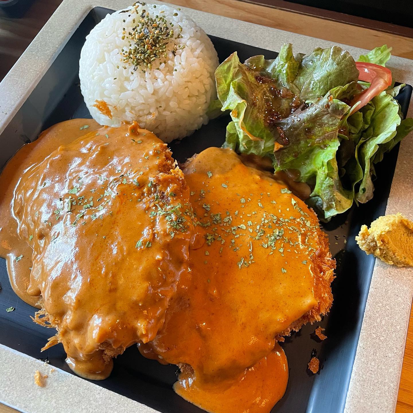 🔸긴자료코 야당점🔸

데미그라스돈까스
사케동

배달만 시켜먹다가 매장가서 먹었은데 역시 매장에서 먹는맛이있어👍🏻
굿굿 맛있어
돈까스 소스가 잔뜩있어서 좋쿠 겨자랑 같이 먹으면 정말 색다른맛~!
너무 맛있었당 사케동도 처음나올때 설마 그릇이 저건가??싶을정도로 커서 놀람ㅋㅋㅋ세숫대아만함ㅋㅋㅋ 너무 이쁘게 담아져있었당 간장소스는 직접 만든거라 많이 짜지 않다고 하셨당
한입먹었는뎅 진짠 존맛👍🏻다음엔 사케동먹어야징😍

근데..에어컨이 고장인건지 오픈주방이라 그런건지..어쩐건지...더워 죽을뻔 ㅠㅠㅠㅠㅠ요즘 같은 날씨에 진짜..에어컨이 시원하지 않아서 땀을 뻘뻘 흘리며 먹고 왔다ㅠㅠㅠ 그게 아쉽...여름이다보니..습한요즘 날씨다보니ㅠㅠㅠ 그래도 음식은 굿굿👍🏻

#야당긴자료코 #긴자료코 #돈까스 #사케동 #돈까스맛집 #사케동맛집 #점심메뉴 #점심추천 #데미그라스돈까스 #연어덮밥 
#파주맛집 #야당맛집 #맛집 #맛집추천 #맛집스타그램 #맛스타그램 #맛리뷰 #먹방 #먹스타그램 #먹팔 #먹팔맞팔 #맞팔해요 #선팔하면맞팔