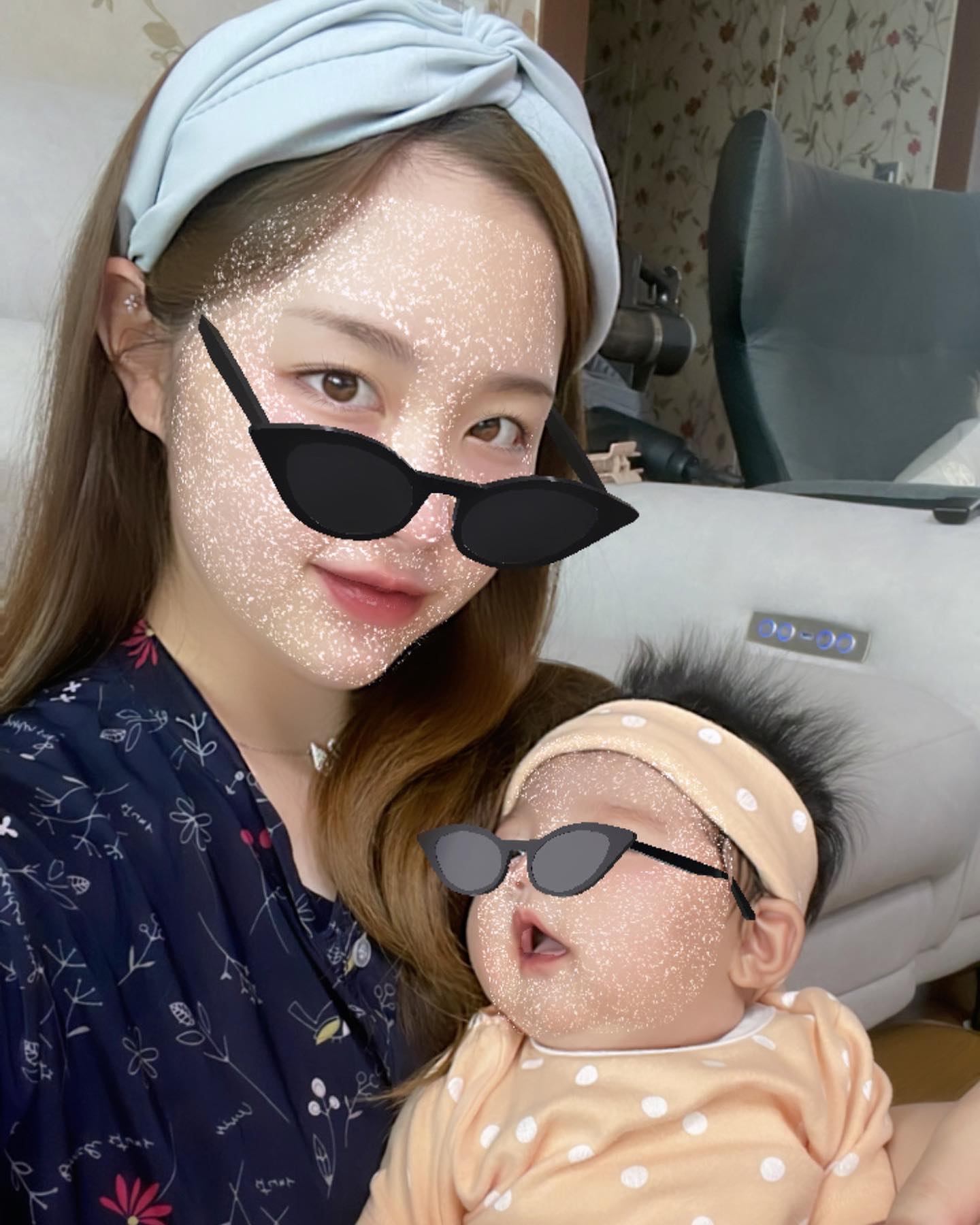 🐯엄마가 지켜주께 내새꾸🐯
.
오늘 이서가 2개월 접종을 했다👶🏻👶🏻
아무래도 이서는 너무 아가니깐 일부로 후딱하고 집 오려고 오픈시간 맞춰갔다🚙🚗🛻
그런데 왠걸 코로나가 다시 유행하더니 코로나검사하러 온 아가들이 가득했다...🫠
이서는 마스크대신 밤부솜수건으로 입,코 가리고 겉싸개로 꽁꽁 싸매고 있었지만 기침을 하면서 걸어다니고 뛰어다니는 아가들을보니 너무 예민해졌다😫😫
하필이면 접수처쪽에 코로나 검사실이 있어서 엄마한테 접수를 부탁하고 나는 대기하는곳에가서 최대한 아가들이랑 떨어져서 기다렸다☹️☹️☹️☹️
대기하고있다가 간호쌤이 이서 몸무게 키 재야한다고 하는데 또 하필이면 키 몸무게 재는게 접수처 바로 옆에 있어서 그냥 겉싸개 상태로 하려고 하니 쌤이 겉싸개 벗기고 손수건 치우고 몸무게를 쟀다🤯
옆에선 기침하는 아가들 있지 나는 혹시나 이서한테 옮을까봐 몸무게 재자마자 키 담에 한다하고 그냥 이서를 안아들어버렸다..😂😂
우리이서는 요즘 한번 먹을때 180-210먹더니 몸무게가 6.2다 한달만에 1.2키로 쪘네👏🏻👏🏻
키는 집에서 줄자로 대충 쟀을때 61이였는데 뭐 내눈엔 포동포동 잘 자라고 있는것같으니 됐다 담에 접종할때 사람 없으면 재지 뭐🤷🏻‍♀️🙆🏻‍♀️🤷🏻‍♀️
주사 맞고 오니 울때마다 완전 자지러지게 우는게 확실히 다른것같다👶🏻👶🏻
맘마 먹다가 우는일이 한번도 없었는데 먹다 흐느끼는 이서보고 우리 큰 몸에 독감주사 맞아도 몸살기운오듯그런데 쪼꼬미 다리에 바늘을 두쪽 다 꼽고 먹는약까지 먹었으니 몸상태가 당연히 안좋을것같아 맘이 너무 아프다💦💦
체온도 계속 체크하는데 조금씩 오르고있지만 아직 정상체온이고 거의 밤에 열이 나던데 내 아가는 제발 더 이상 아프지말길🙏🏻🙏🏻🙏🏻
오늘은 그냥 하루종일 스와들업 입히고 안겨자는거 좋아하니깐 계속 안고 잘 예정이다☺️☺️
튼튼해지려고 맞는거니깐 아프지말자 내 아가 엄마가 맛있는 맘마라떼주께 먹고 엄마 품에서 코코낸내하자 사랑해 내새꾸꿍💗💗💗