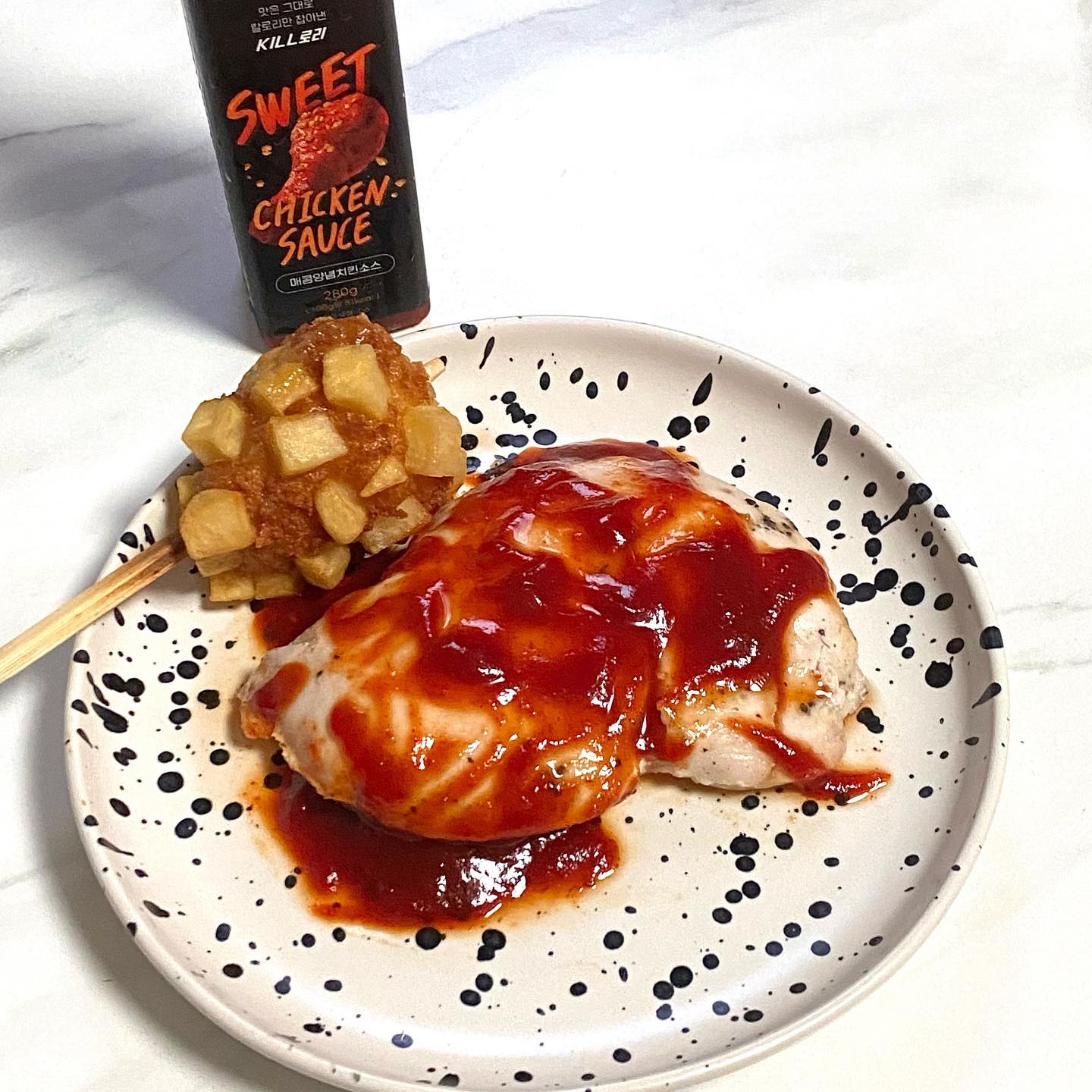 #협찬 #킬로리 #매콤양념치킨소스 
다이어트해도 부담없이 맛있게 소스를 먹을 수 있다!?
양념치킨 소스인데 100g에 31kcal❤️‍🔥

진짜 양념치킨 소스 같은 맛이 나고, 과하지 않게 은은하게 달달하다. 이 소스를 발라서 닭가슴살을 구워먹거나, 치밥처럼 해먹어도 무척 맛있겠다는 생각을 했다.
치밥을 라이트하게 즐기기도 딱 좋을듯❤️ 소스없는 닭가슴살이 물릴 때 딱 좋다! 핫도그랑 같이 먹었는데 핫도그랑도 궁합 짱! 
이거 먹으면서 양념치킨(닭가슴살) 샌드위치를 해먹어도 맛있겠다는 생각을 했다, 시중 소스랑 비슷하게 맛있어서 일반식에도 자주 애용할 것 같다💖

#다이어트 #먹스타그램 #다이어터 #다이어트식단 #저칼로리소스