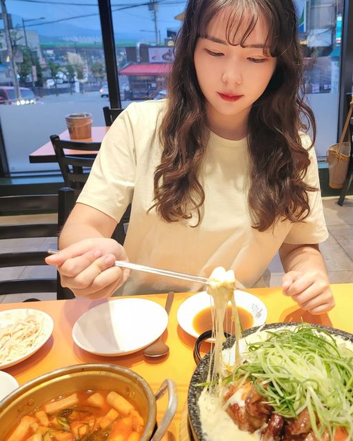 다다,여행 on Instagram: "#협찬 참숯향이 그대로~ 느껴지는 맛있는 누룽지통닭 먹고왔어요! 저는 치즈와 파가 올라간 #누룽지파콘 을 먹었어요! 파소스를 같이주셔서 찍어먹기 좋았고 기름에