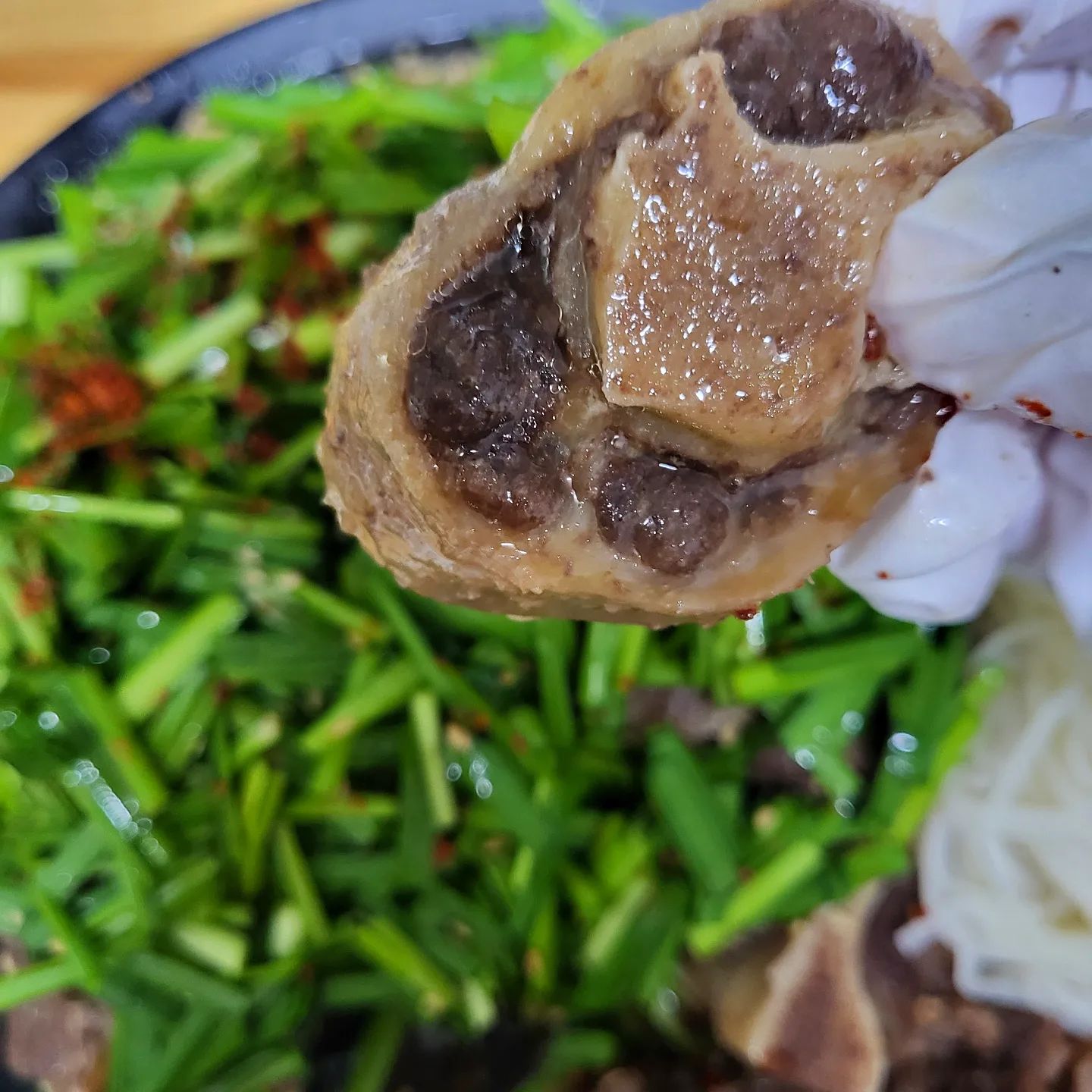 .
🥩소제이 소꼬리찜🥩

대한옥 소꼬리찜이

그렇게 맛있다구 해서

몇번 가보려고 했는데

긴 웨이팅에 매번 실패

그러던중에

배송 받아서 렌지로 

쉬운 조리가 가능하다는

#소제이소꼬리찜 을 

발견했어요!

네이버로 저는 주문했는데

당일배송이라

완전빨리 배송왔더라구용

소꼬리는 해동시킨다음

비닐봉지에 옮겨 담아

렌지에 5분 돌려주고

그사이 소면 삶고

부추를 소스에 버무리니

진짜 단 5분만에

소꼬리찜이 완성 되더라구요

맛은

엄청 부드럽고

고소한 장조림을

새콤한 부추무침에 싸먹는..?

직접 드셔보시면

아 그러네?

하실거에요🤩🤩

더운여름 밖에서 웨이팅 기다리기보다

배송받아서 쉽게 즐길수 있는

소제이 소꼬리찜 

드셔보세요 🤗🤗

메뉴&가격➡️

소제이 소꼬리찜 2인_45000₩
(배송비4천원 별도)

#맛집 #부산맛집 #홍대맛집 #강남맛집 #과자리뷰 #맛집리뷰  #수원맛집 #식도락여행 #맛집스타그램 #리뷰스타그램  #내돈내산 #맞팔 #먹팔 #분식 #한식 #양식 #중식 #일식 #디저트 #카페 #먹스타그램 #좋아요 #팔로우 #충무로맛집 #소꼬리찜