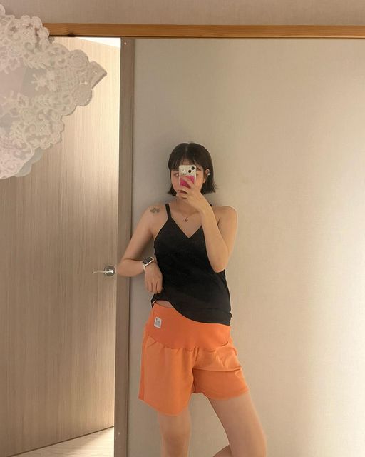 度熺 on Instagram: "까만옷으로 어찌어찌 가리면 사진에는 티가 덜나는데 ㅎㅎ ➡️ 옆으로 넘길수록 커지는 나의 배...🥲 이게 막달산모의 배인가🤣 47kg으로 시작해 현재 65kg (18kg⤴︎) 버디