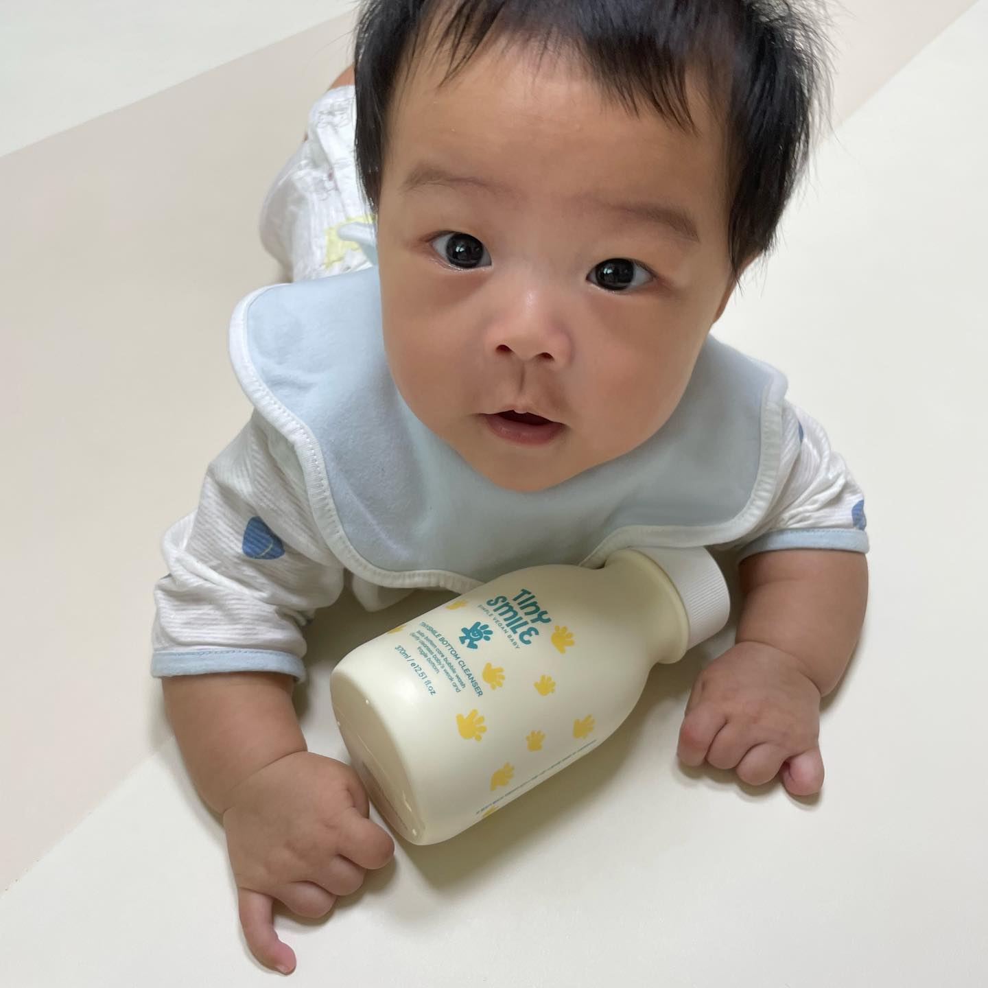 #협찬

티니스마일에서 '엉덩이 클렌저'를 보내주었어요.

이현이는 매번 응가 후 물로만 헹궈냈었어요. 그러면서도 클렌저를 안써도 되나? 싶은 생각이 많았는데 이 제품은 공신력있는 기관의 인증을 거쳐 믿을 수 있고 사용할 수 있었어요.

PH 미산성의 국내 유일 피토프로틴 아기화장품으로 고급스러움도 더했구요.

향이 아주아주 맘에 들었는데 알러지 FREE 인증받은 천연향이라고해서 더욱 좋더라구요🤍

또한 병풍추출물이 87.1% 함유되어있는 이 제품은 계속된 기저귀 착용으로 약해져있는 아가 피부를 케어해주면서도 노폐물을 말끔히 닦아줄 수 있어요.

🤍ᵀᴴᴬᴺᴷˢ ᵀᴼ 티니스마일🤍

➰구매링크 http://tinysmile.co.kr/product/list.html?cate_no=23

#협찬 #티니스마일 #아기화장품 #아기로션 #아기크림 #아기수딩젤 #아기샴푸 #엉덩이클렌저 #비건화장품 #비건 #아기화장품공구