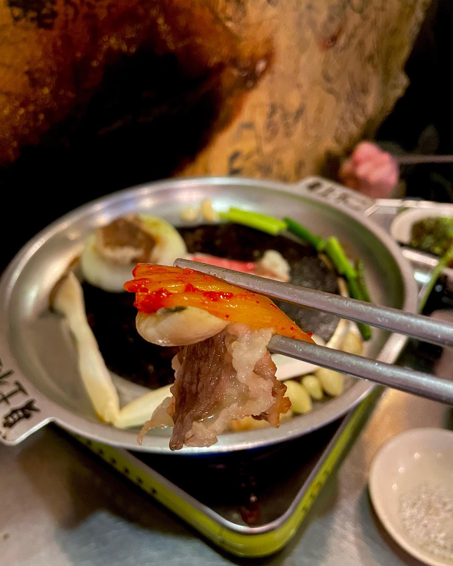🥩

맛있는거 옆에 맛있는거 옆에 맛있는거
삼합하면 떠오르는 그곳
강남에 위치한 ‘영동소금구이’로 가보자잇💫

삼합(三合)
 : 세 가지가 잘 어울려 딱 들어맞음.

강남 신논현 먹자골목에 한우특수부위와 키조개 관자, 그리고 묵은지까지 맛깔나는 삼합을 파는곳이 있다고 해서 바로 달려갔다 🐖💨💨💨💨

일단 메뉴는 
영동소금구이 2인분
키조개관자+묵은지 2인분
차돌된장찌개를 먼저 주문했다
(너무 맛있어서 나중에 1인분씩 추가한건 안비밀 😋)

기본 세팅은 상추겉절이, 소금, 된장, 간장소스, 그리고 양파와 마늘, 마늘쫑이 나온다

기다리고 기다리던 음식이 나왔다면 이제는 맛있게 구워먹을 시간!!
소고기와 관자를 맛있게 구워서 묵은지와 함께 크게 한입 🫢

어쩌다가 이런 삼합을 만드셨는지 진짜 사장님 먹잘알 👍👍👍👍
한입하는 순간 입안이 즐거워서 나도 모르게 올라가는 광대 😄

이럴때 또 빠질 수 없는게 있다
모두가 아는 그것
.
.
.
.
.
차돌된장찌개~!! 🤗

기름진 입안을 깔끔하게 정리해주기에 아주 좋다
그리고 고기가 들어갔는데 맛이 없을리가 🤨 역시 대존맛.

고기를 맛있게 먹었다면 다음은 차돌볶음밥
볶음밥은 불판이 아닌 따로 볶음밥을 만들어서 은쟁반에 주신다 😮
맛은 역시 고기가 들어갔는데 맛이 없을리가 🤨 이것도 역시 대존맛.

삼합을 먹어보지못한 먹린이들
삼합을 좋아하는 먹짱들
모두에게 추천하는 대존맛집이시다!!

📍 서울 강남구 강남대로124길 10
⏰ 16:00-24:30 (LO. 24:00)
❗️ 금요일, 토요일 저녁 웨이팅 필수 누구보다 빠르게 🐖💨💨💨

#일상 #카페 #술집 #맛집 #집밥 #선팔 # 맞팔 #먹팔 # 좋아요반사 #찐소통 #선팔하면맞팔 #새참 #맛집기록 #먹짱 #먹소통 #먹소통 #먹린이 #좋반 #좋테 #먹팔맞팔 #술스타그램 #먹스타그램 #맛스타그램#일상스타그램 #푸드스타그램 #맛있는서울 #맛있는게최고야 #맛있는거좋아 #인스타푸드