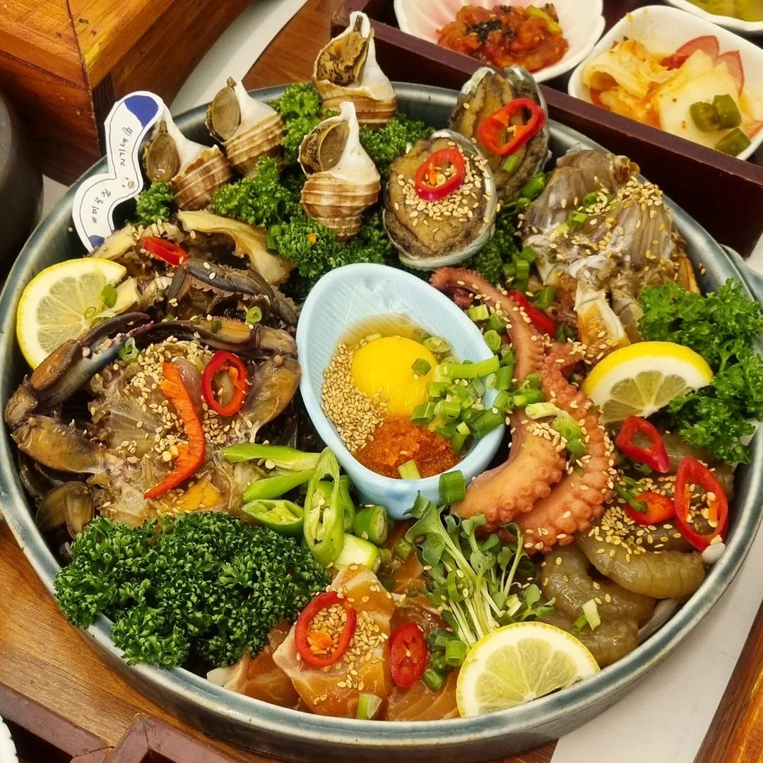 𝐅𝐎𝐎𝐃𝐘_𝐓𝐎𝐔𝐑🧳😋 on Instagram: “#협찬 이지만 신랑과 함께 이번 부산여행에서 제일 맛있었다고 극찬한 '미포집'에 다녀왔어요🙌 해운대LCT 뒤에 캡슐열차 타는곳 초입이라