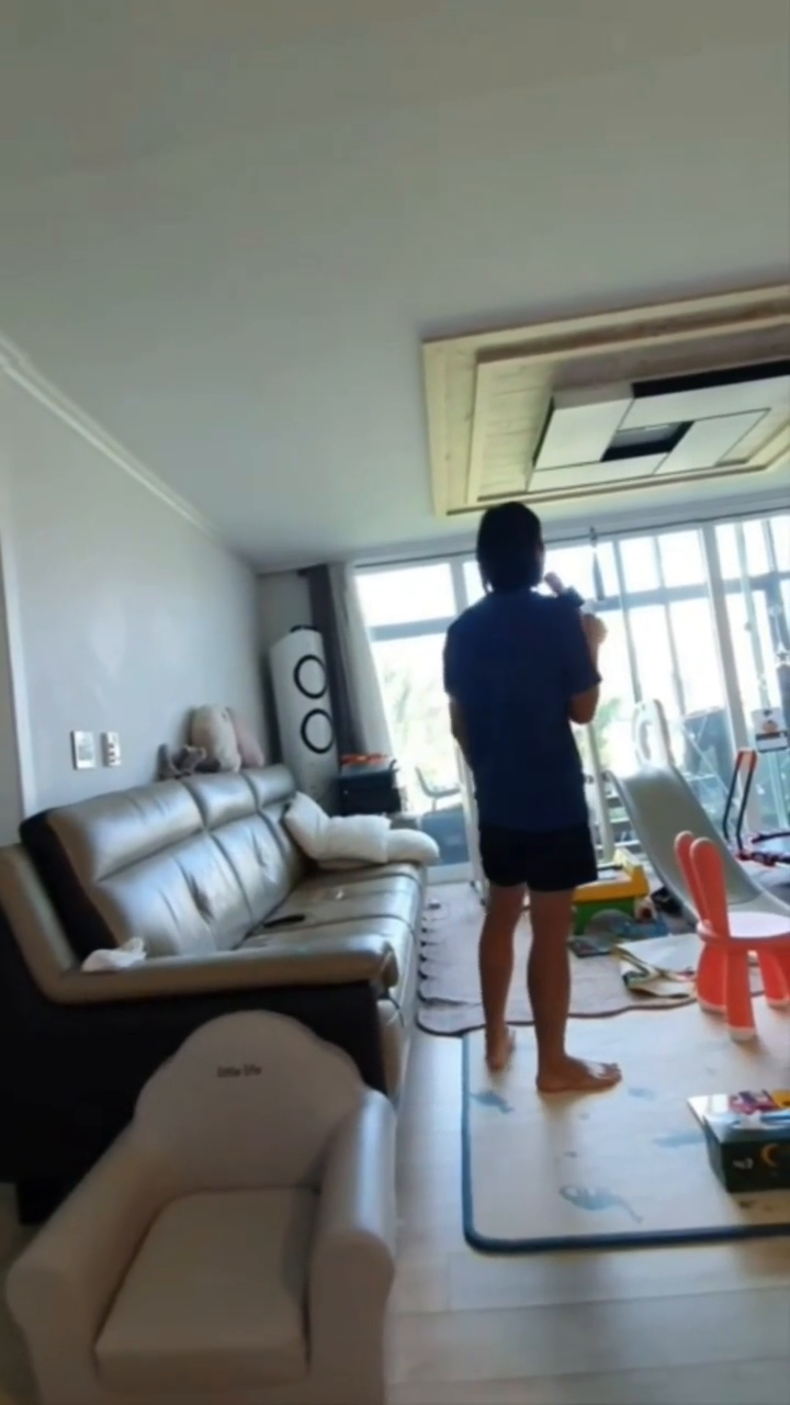 요즘 내 최애 노동요 멜로망스 킬링보이스 틀어놓구
같이 청소 좀 하쟀더니, 청소하다말고 #방구석콘서트
(ㅋㅋㅋㅋㅋㅋㅋ저 빨래더미랑 애들 장난감이 넘나 거슬,,)
그래도 노래 잘하는 김ㅁ...아니 울 남편덕에 귀호강👂🏻

#멜로망스 #킬링보이스 #방구석콘서트1열