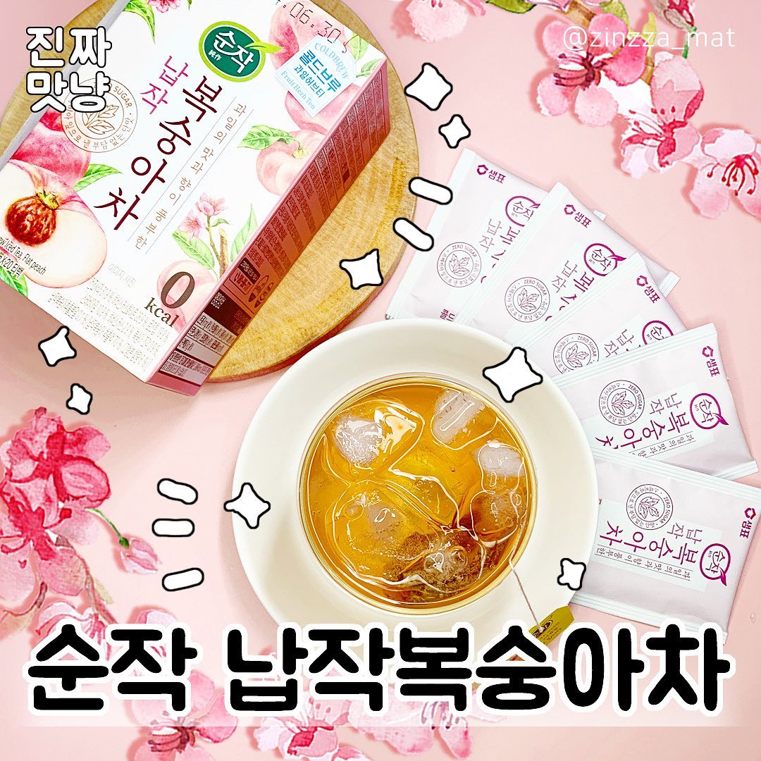 ⠀
순작 납작복숭아차🍑⠀
⠀⠀
⭐️판매처 : 마트⠀
💵가격 : 7,190원(롯데마트)⠀
⠀
트위터에서 자꾸 눈에 띄길래 마트 돌고 돌아 구입했다!!🔥⠀
⠀
낮에는 리프레시를 위한 차로, ⠀
밤에는 릴렉스를 위한 차로🧡⠀
⠀
스테비아로 단 맛을 낸 제로칼로리 ⠀
복숭아🍑 콜드브루 아이스티✨⠀
⠀
#순작납작복숭아차 #납작복숭아차 #복숭아차 #순작복숭아차 #복숭아아이스티 #복숭아 #아이스티 #콜드브루 #콜드브루아이스티 #제로칼로리 #허브차 #샘표 #순작 #신상리뷰 #신상음료 #신메뉴리뷰 #신상음료리뷰 #신상 #신메뉴 #먹스타그램 #맛스타그램 #먹팔 #먹팔해요 #먹팔환영 #먹팔맞팔 #진짜맛냥 #진짜맛냥_20