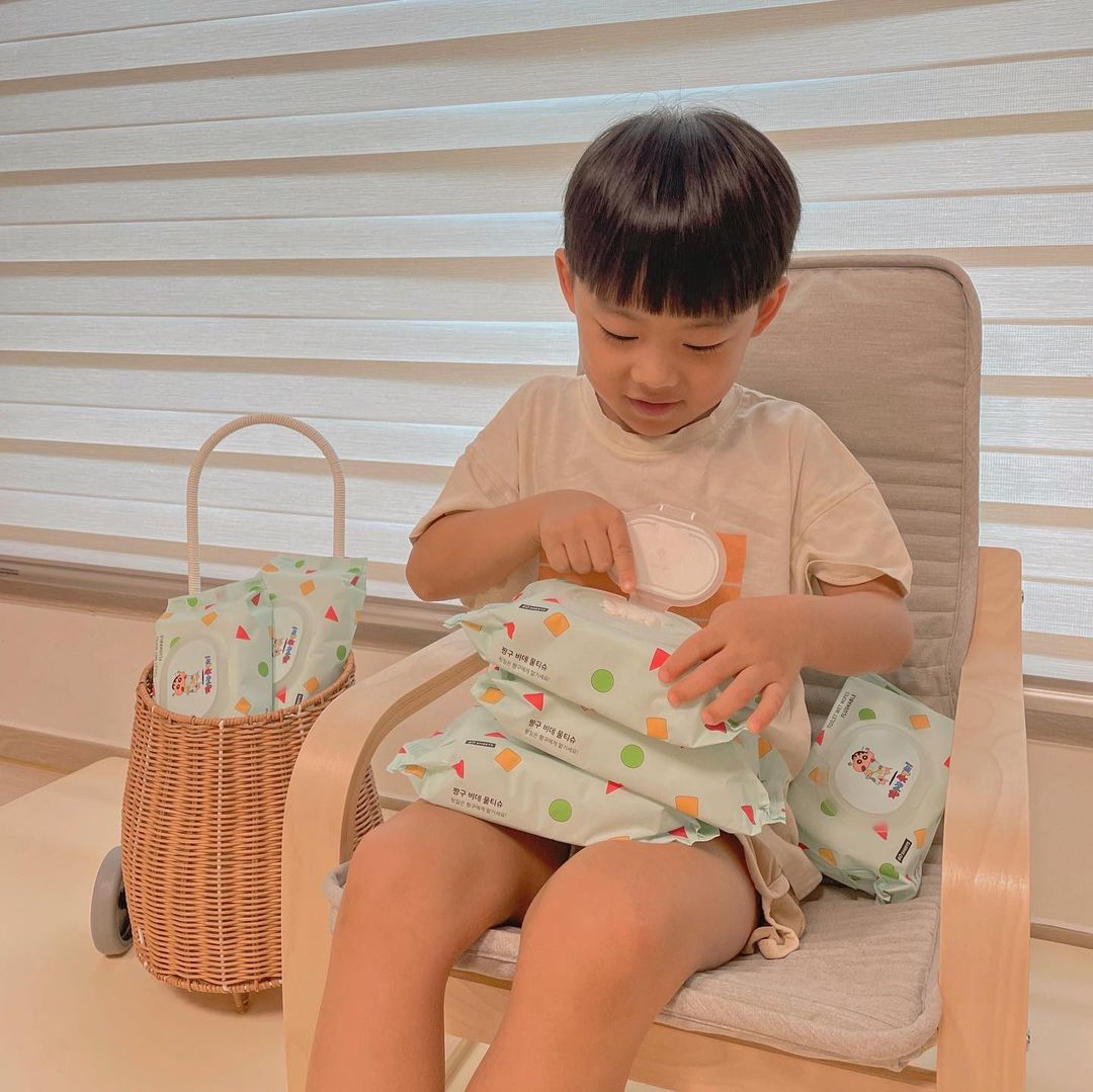 🅸🅷🆈🆄🅽🅽🆈 on Instagram: “#협찬 뒷일은 짱구에게 맡기세요 🧻 짱구 캐릭터가 너무 귀여운 비데 물티슈 💛 피부자극테스트 완료 ! EWG 그린등급 전성분을 사용했구요 , 미생물에 의