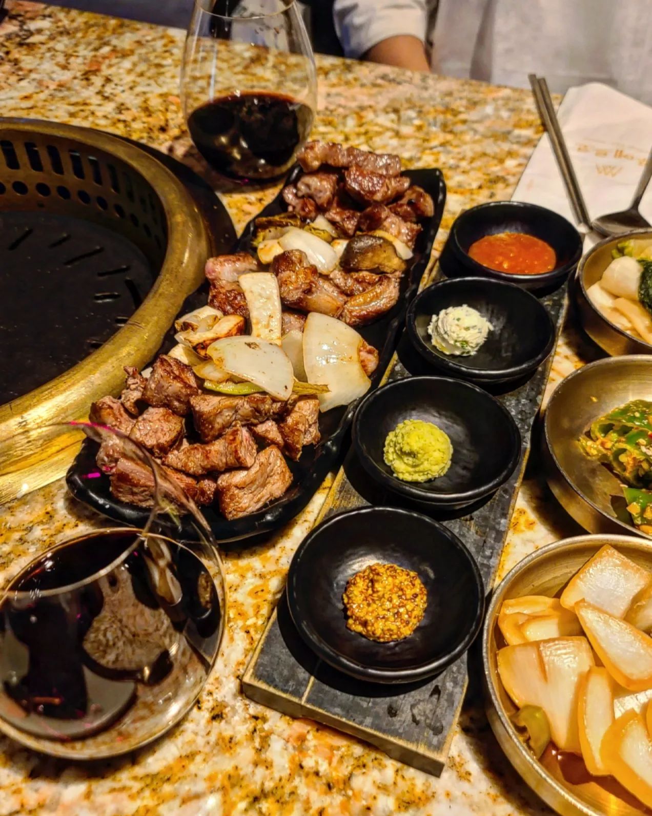 #판교맛집 푸에르코
무료 콜키지프리인 이베리코 맛집이에요!

이왕 맛있는거 먹는거 여러부위가포함된 시그니처셋트를 주문했어요!

처음엔 플루마/꽃목살/갈비살을 구워주셨는데 플루마는 돼지고기인데 소고기식감과 비슷했어요!! 생각보다 담백하고 부드러운맛이어서 처음먹어보는 돼지고기맛이었어요!
사실 기름진 고기를 좋아하는 저는 갈비살이 취저😗였어요.

2명이 먹는데 맥주와 와인도 함께해서인지 이때부터 넘배불렀어요🤣 

하지만 황제살과 항정살을 안먹을수 없기에 열심히 먹었습니다! 탄수화물은 빠뜨리면 안되기에 차돌깍두기볶음밥과 고민하다가 한우된장말이밥을 주문해서 탄수화물까지 만땅 채운 식사🥰

고기도 다구워주시고, 연기와 냄새가 거의나지않는 신기한 불판이라 넘 좋았어요❣️

콜키지 프리기때문에 꼭 이용해야한대고 와인과 와인잔까지 챙겨온 와인더쿠🤣땜에 알딸딸하게 맛있는 저녁식사 하였어요!

👉 #푸에르코판교 
*시그니처셋트 119,000원
*한우된장말이밥 M 13,000

예약하지않으면 대기가길어요. 네이버예약가능!♥