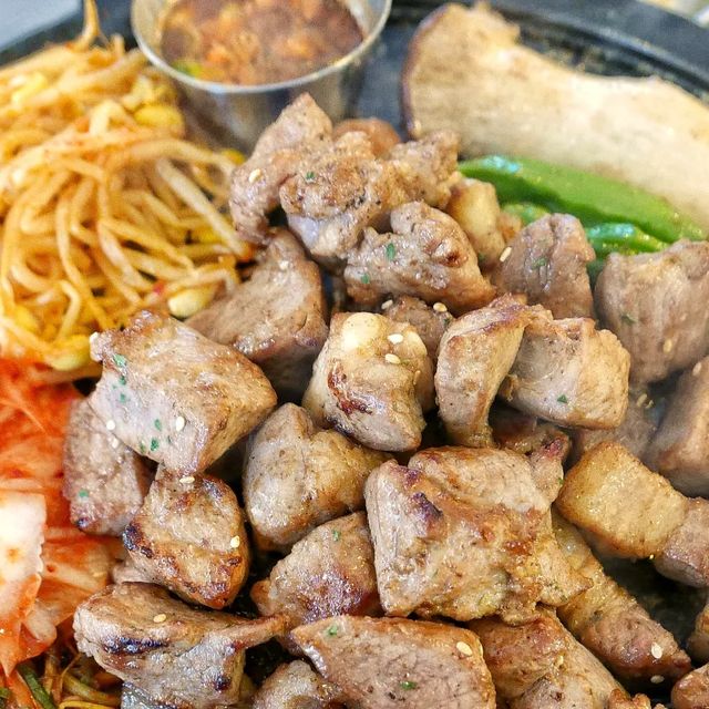 낭스 | 맛있는 음식에 낭만 한 스푼 on Instagram: "#협찬 대구 신상 고깃집 '뒷고기회관상인점'

대구에 정말 힙하고 맛있는 신상 고깃집이 생겼습니다. 바로 뒷고기 회관입니다. 노란색 대문에 예쁜 간판까지 입구부터 사진 찍고싶은 곳입니다.

먼제 내부가 정말 깨끗했습니다. 깨끗하고 자리가 넉넉했습니다. 셀프바도 정말 깨끗하게 되어 있었습니다. 대부분의 고깃집이 많은 테이블에 좁은 공간으로 대화도 어렵고 정신없는 곳이 많습니다. 하지만 뒷고기 회관의 경우 테이블 간의 거리도 넉넉하고 좁지 않아서 대화를 나누면서 고기를 즐기기가 정말 좋았습니다. 

특히 가족모임, 데이트, 회식 장소 등에도 정말 좋은 것같습니다. 룸형식의 자리도 있어서 좋았습니다. 예쁜 조명 아래 사진찍기도 좋았습니다. 고깃집에 단체를 위한 방이 잘 되어있어 가족끼리 오붓하게 식사하기 좋을 것 같습니다. 

고기는 기본적으로 구워져서 나옵니다. 그래서 연기가 나거나 따로 구울필요가 없습니다. 한판 메뉴의 경우 큰 돌팬에 삼겹살, 뒷고기, 돼지껍데기가 함께 나옵니다. 비주얼부터 맛까지 정말 좋았습니다. 고기와 함께 먹는 구운 김치, 파절이, 콩나물의 조합이 계속 입에 음식이 들어가게 만들었습니다. 특히 껍데기가 정말 맛있었습니다. 

마지막으로 마그마 볶음밥은 새콤달콤한 볶음밥에 폭포수처럼 흘러나오는 치즈까지... 그야 말로 식사의 끝판왕이었습니다. 치즈와 함께 잘비벼서 먹었습니다. 고소하면서 단짠단짠 조합이... 말뭐였습니다.

데이트부터 회식까지 깔끔한 곳에서, 편하게 고기를 즐기고 싶으시다면 추천합니다! 재방문 100%입니다! 

가게정보
🥓가게명 : 뒷고기회관 상인점
🥓위치 : 대구 달서구 상원로 78

#맛스타그램 #먹스타그램 #대구달서구맛집 #상인동맛집 #진천동맛집 #월성동맛집 #상인동데이트 #대구신상고기집 #상인동신상맛집 #상인동고기집 #달서구뒷고기 #상인동가족모임 #상인동회식장소 #상인동가족모임 #상인동회식장소 #상인동단체모임 #신월성맛집 #대구고기맛집 #대구뒷고기맛집 #대구삼겹살맛집 #뒷고기회관 #낭스 #낭스푼_맛집"