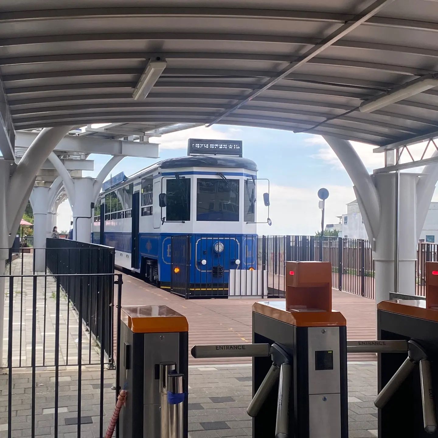 부산여행할 때 꼭 해야할 것
#해변열차🚃 타기
#블루라인파크스카이캡슐 패키지로 구매했어요.
해변열차 줄에서 내 앞에서 딱 끊겨서
완전 맘에 드는 자리 앉아 너무 재밌게 즐겼네요~

보통 미포에서 청사포까지 스카이캡슐로 가고 해변열차타고 송정까지 간 후송정에서 미포까지 해변열차 타는 코스로
많이들 이용할 것 같아요.
예약전쟁이라 이 코스는 놓치고
간신히 해변열차로 출발하고 스카이캡슐로 돌아오는 코스로 생각하고 패키지 예매했답니다.
패키지는 해변열차 자유이용+스카이캡슐 이랍니다.

✨️스카이캡슐은 미포와 청사포만 있어요.
송정에는 없어요~~~

✨️송정역에 내리면 정말 아름다운 바다 송정해수욕장😍

미포정거장에서 탑승하러 가는 길에 가족단위 사진 찍을 만한 곳이 많았어요~

#부산꼭가야할곳 
#블루라인파크풍경열차🚉👍🤗