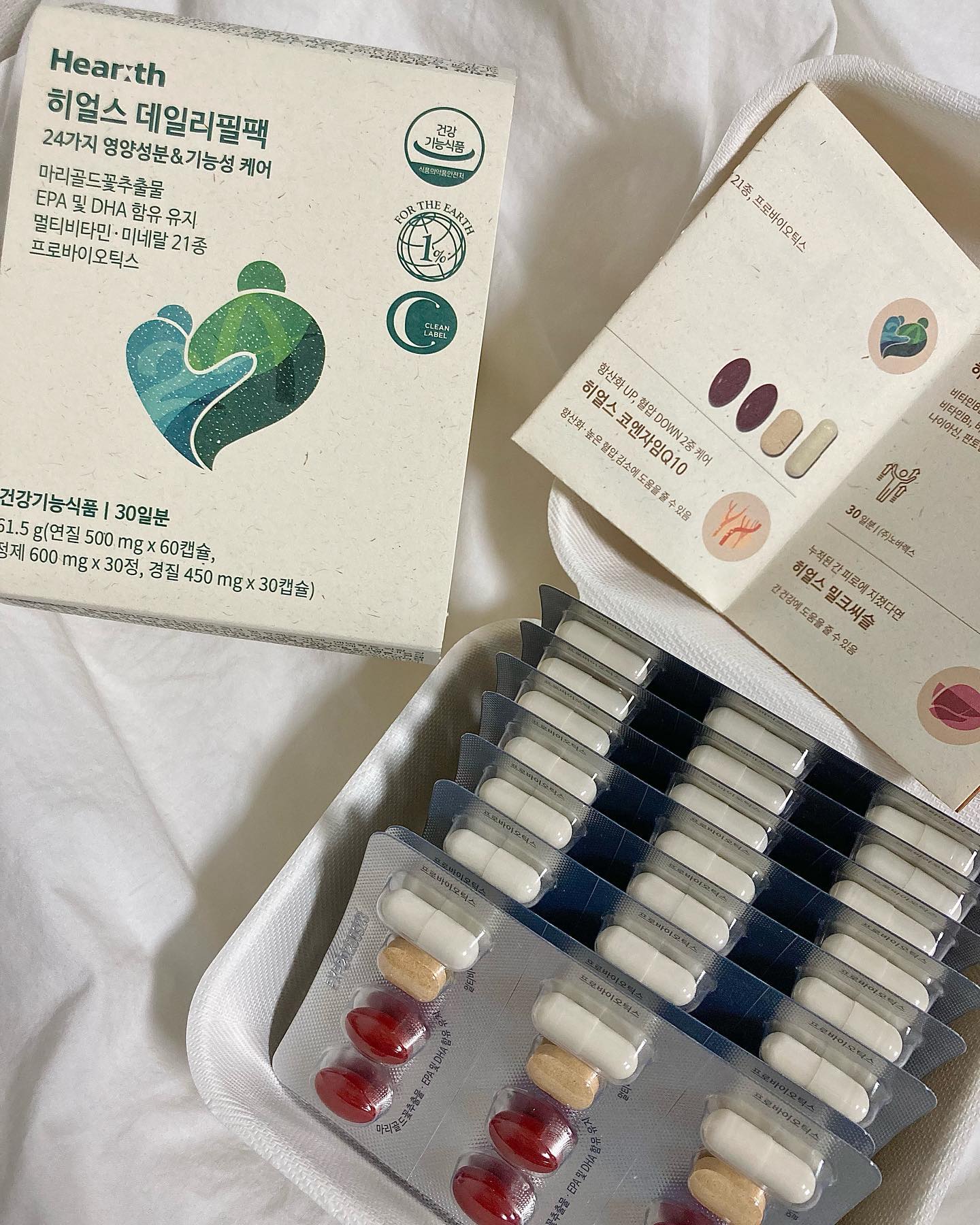 #협찬
건강 관리에 부쩍 신경을 많이 쓰려고 노력하고 있는 요즘! 근데 챙겨 먹어야 할 영양제가 왜 이렇게 많고 또 왜 이렇게 복잡한가요,,🥺

하나씩 따로 챙겨먹기 바쁘고, 귀찮잖아요!
그래서 바쁜 현대인을 위한 24종 데일리 케어, 하루 한줄로 올인원 건강관리를 할 수 있는 히얼스 데일리필팩 선물 받았어요💚

히얼스에서만 볼 수 있는 멀티PTP포장으로 위생적임은 물론 가방이나 파우치에 휴대하기 진짜 좋더라고요. 

특히 한국인이 가장 많이 찾는 건강기능식품인 멀티비타민&미네랄, 오메가3, 유산균, 루테인과 함께 꼭 필요한 24가지 영양성분&기능성까지 히얼스 데일리필팩에 모-두 담았으니 다른 영양제 없이 하루 한 줄로 간편하게 챙길 수 있다고 해요😍

✔️ 무부형제 제품으로 불필요한 화학적 원료를 사용하지 않았음
✔️ 클린라벨, 친환경 패키지를 사용하여 환경까지 생각한 제품

* 몸에 필요한 24가지 영양성분 & 기능성을 간편하게 섭취하고 싶은 분
* 아무리 바빠도 에너지 넘치는 일상 원하시는 분
* 뼈 건강이 걱정되는 분
* 야외 활동이 적은 직장인
* 스마트폰 PC, 태블릿 등 너무 많은 전자기기를 사용하여 저녁만 되면 눈이 불편한 분
* 평소 화장실이 너무 불편해서 장 건강이 걱정되는 분

일상에서 편리하게, 지구와 소비자의 건강을 함께 챙기는  친환경 기업 히얼스💚 너무 좋아요.
​
멀티비타민 건강기능식품을 찾는다면, 히얼스 강력 추천합니다!

협찬 #히얼스 #히얼스데일리필팩 #데일리필팩 #히얼스월간영양 #맞춤영양제 #건강식품 #건강기능식품 #비타민 #멀티비타민 #멀티팩 #루테인 #유산균 #프로바이오틱스 #오메가 #오메가3 #영양제