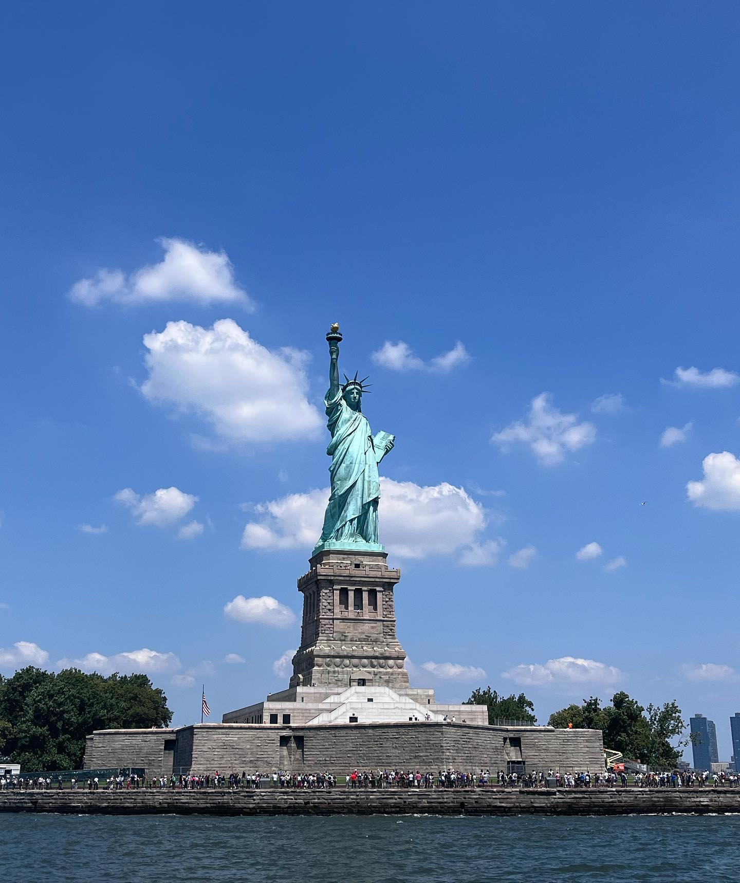 🗽자유의 여신상🗽
당장이라도 하늘위로 승천할 것 같다!! ☁️
우리나라 예전 십원짜리 동전이 오래되면 녹색으로 녹슬듯이 
이것도 원래는 구리색이었는데 푸른색으로 변했다고 한다. 
그래서 오히려 이 장소에 더 잘 어울리는 듯? 

시간이 지나면서 
생기는 자연스러운 변화를 
그대로 냅두자, 두려워하지 말자! 
때로는 그 변화가 
오히려 
다른 이들의 눈엔 
매력적으로 보일 수 있으니!
