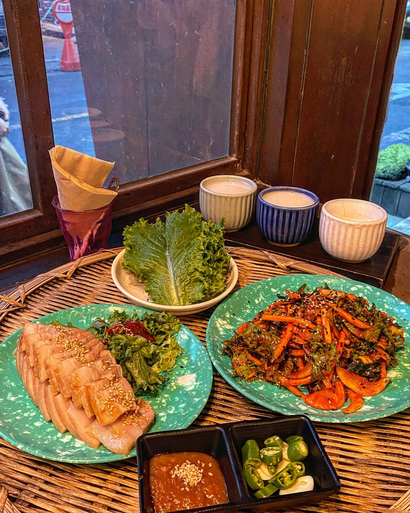 #전주맛집 #다가양조장
⠀
✔️ 새참
✔️ 막걸리샘플러
⠀
오래전부터 전주 먹킷이었던 다가양조장 영접✨
역시 기대를 저버리지 않은 찐맛집이었읍니다ㅠ
들어가자마자 냅다 새참, 막걸리샘플러 주문하기!!!!
새참 = 골뱅이무침 + 보쌈 + 파전 + α = 35,000원
우선 메인 안주부터 𝙈𝙄𝘾𝙃𝙄𝙉 넘들이에요 ㅠㅠㅠ
야들야들 보쌈에 매콤새콤 골뱅이는 말뭐말뭐~🤍
손바닥만한 대왕파전은 을매나 빠삭하고 맛나게요??
세가지 막걸리를 맛볼 수 있는 막걸리샘플러도 강추!
재미있는 스토리텔링도 들려주신 답니닷ㅋㅋㅋㅋ
구성도 갓성비인데 서비스가 끝도 없이 나와요 👀
서비스안주는 매일 바뀌는데 제가 갔을때는
새우볶음밥, 떡볶이, 콩나물국, 미역국 이었답니닷
ㄹㅇ 식사 안주 ➡️ 술 안주죠..? 🙃
배 두둑히 채우고 국물로 사악 내리면 리셋 쌉가넝
배불러서 술도 못마신다는 전설의 안주지옥 ,,,, 

♥️ Tip ❤
- ️1-2시간 전 미리 명단 작성하고 객리단길 구경하기!!
 웨이팅이 아깝지 않은 맛집이랍니닷🤍
⠀
🐷 전주 다가양조장 🐷
⠀
#해니_전주