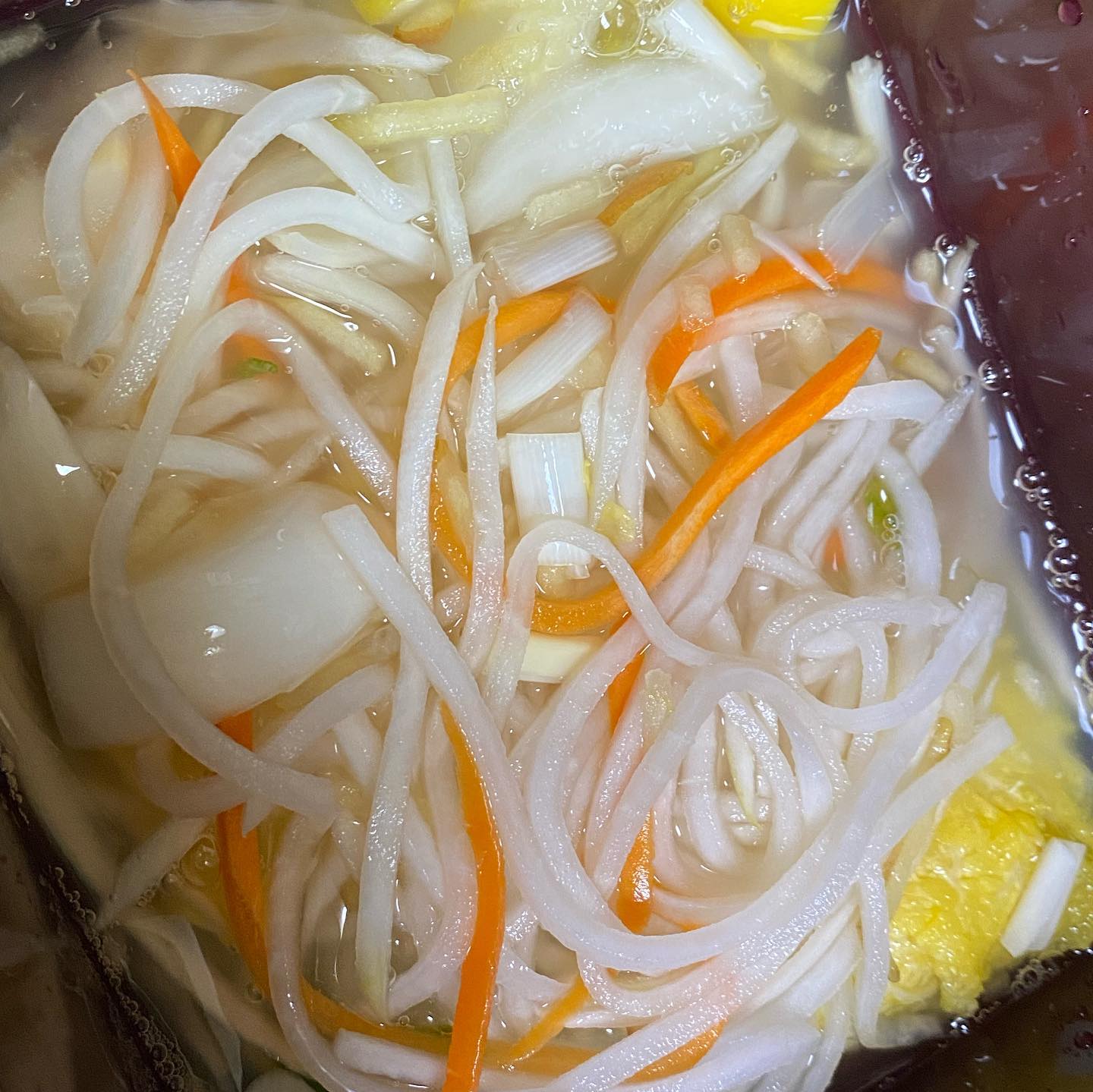 #업체로부터제공받은제품입니다

✔웅순네김치 백김치+마늘무침
신선하고 품질 좋은 농산물만을 엄선해서 만드는 웅순네 김치!
공장식 대량생산❌ 일일히 담그는 손버무림으로 정성 가득😋🙆‍♀️

자극적인 요리에는 백김치가 딱이예요😋, 아삭하고 새콤한 백김치. 당근과 레몬 등 깔끔하고 감칠맛 내는 재료로 담근 백김치!😍🍀

매운맛이 전혀 없어서 아이들 반찬으로 주기도 딱 좋아요. 강남 주부들이 줄서는 것도 마다하지 않는 입소문난 김치는 역시 달라요~🥬

깊은 손맛을 느낄 수 있는 백김치는 요즘같은 날씨에 하루만 내놔도 잘 익어 새콤달콤한 맛이 극대화!😋

웅순네김치 🧄마늘무침🧄은 장아찌 특유의 무른맛이 없고, 맨 밥에 물만 말아 입맛없을 때 먹기 딱 좋아요.

장아찌여도 아삭아삭한 감칠맛이 정말 좋아요~🧄😋
양념이 자극적이지 않아 담백한 요리에 잘 어울리고 기름진 음식을 물리지 않게 먹을 수 있어요.

여름에 반찬하고 밥하기 귀찮을때 웅순네김치 백김치와 마늘무침만 있으면 깔끔한 한상차림이 가능하답니다!

구매 링크는 하단을 참고해주세요!

1.백김치
https://smartstore.naver.com/wskimchi/products/2079407340

2.마늘무침
https://smartstore.naver.com/wskimchi/products/6938014370?nt_source=cloudreview&nt_medium=exp&nt_detail=20220720

#맛있는김치 #김치주문 #김치택배 #백김치 #마늘무침 #알마늘 #웅순네김치