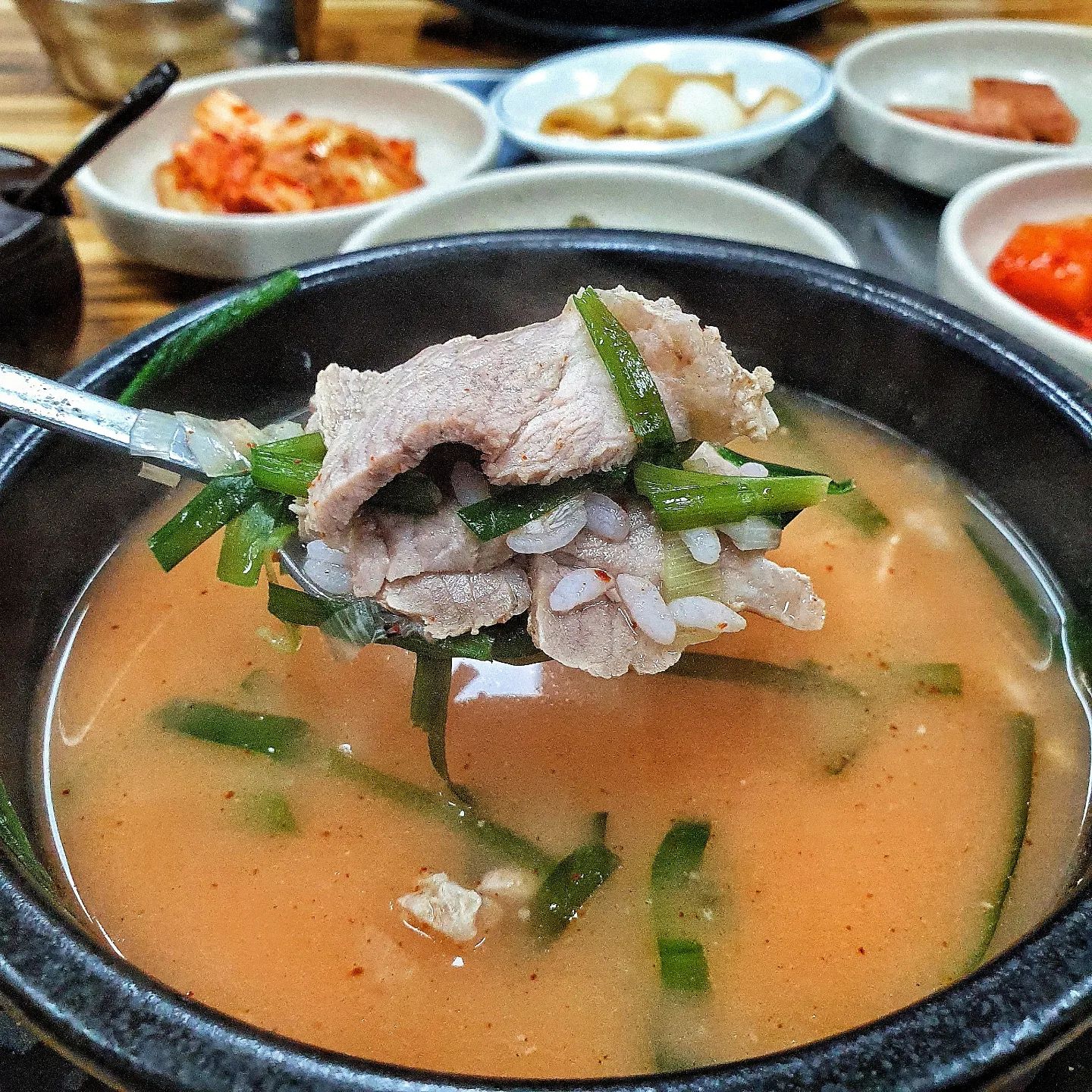 진정한 가성비 백반집을 찾았어요!!(집중)🔥

#수미네국밥백반
이름부터 뭔가 믿음이 가지 않나요..?😉

들어서자마자 음식 가격에 한번놀라고
음식 양이 두번놀라고!!😆

저는 돼지국밥과 돌솥비빔밥을 시켰는데요
각각 6000원, 7000원입니다
맨처음에 가격이 저렴해서 양이 적을까 걱정했는데
걱정은 NoNo!!
안에 고기도 실하고 푸짐합니다😍

무엇보다 백반!😘
돌솥비빔밥이 7천원이길래
비빔밥은 가격이 그렇게 싸지않네 했는데🤔
비빔밥은 백반으로 여겨져서
반찬들이 여러가지 나오고
국까지 따로 나온다는 점!👍
저는 이 부분이 매우 매력적이었어용
스팸과 김은 포기못하지..❤

가성비맛집이라 맛에 대해서는
어마무시한 맛집이다!라곤 못합니당
하지만 직장인분들의 점심식사나
가벼운 외식으로 너무 안성맞춤아닌가요🥰

#수원#우만동#백반#국밥#돼지국밥#돌솥비빔밥#비빔밥#백반정식#한상차림#한식#기사식당#가성비맛집#갓성비#수원맛집#먹스타그램#먹팔#맞팔