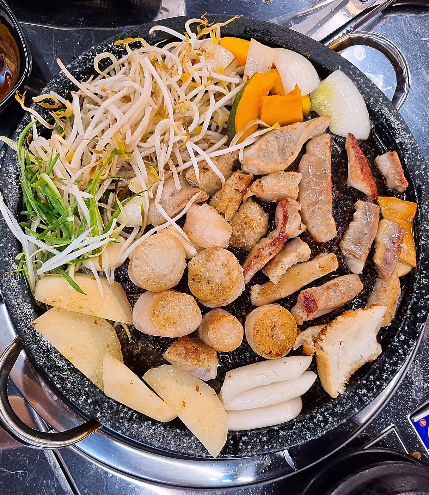 돼지 곱창 <<<... 넘사벽... <<< 소 곱창
소 막창 <<<... 넘사벽 ... <<< 돼지 막창

으로 조아하는 인간돼지인데 내장이나 부속류는 한우 한돈이 왠지 모르게 훨씬 안심이에요 🫡

김해 한달살기 하는 동안 집 바로 앞에 있던 곳이라 김해 곱창집인줄 알았는데 천안 와서 또 발견! 체인점이었군 하고 냉큼 가보기 🏃

일단 이 집은 대파김치 나오는게 너무 좋코.. 외에도 동치미 된장찌개도 나와주어요 술 먹기 좋은 기본 찬들 낄낄

막창만큼은 돼지꺼를 더 선호하는데 여기서 먹은 한우 소막창 워후 너무 꼬숩고 맛있어 👅

K_SOUL_볶음밥 까지 마무으리

한우 곱창인데도 나름 저렴해서 부담없는 곳
모둠곱창 (45,000)

#동춘돌곱창 🐸
#동춘돌곱창쌍용점
충남 천안시 서북구 봉명로 13