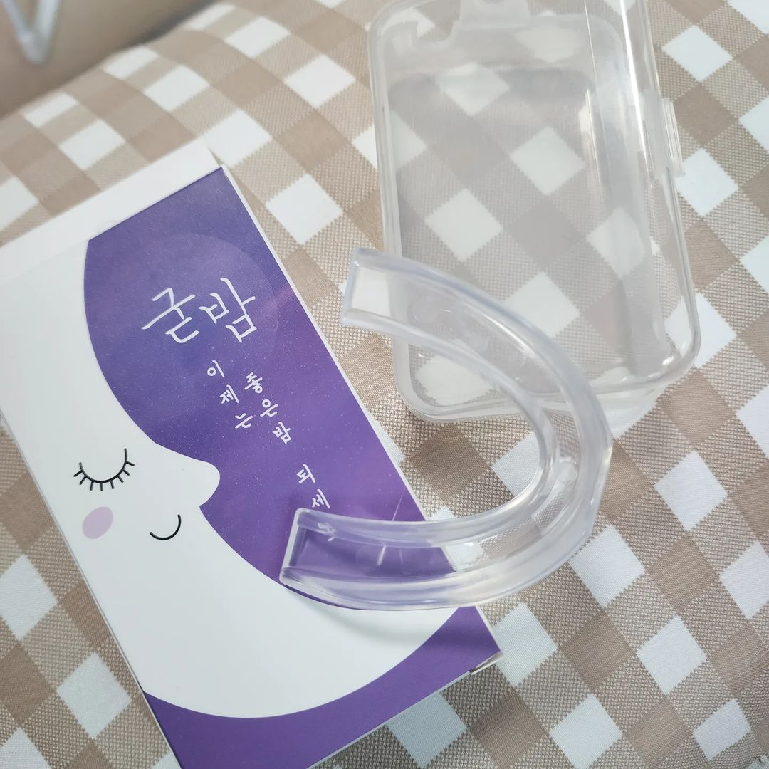 현이 on Instagram: “#광고 🏷수면용 마우스 피스 제품 -편안한 밤을 위한 필수템 " 그동안 잘못된 수면습관으로 고생하시지 않으셨나요?" -입안에서 편히 할수있는 재질 -고퀄 케이스로 휴대