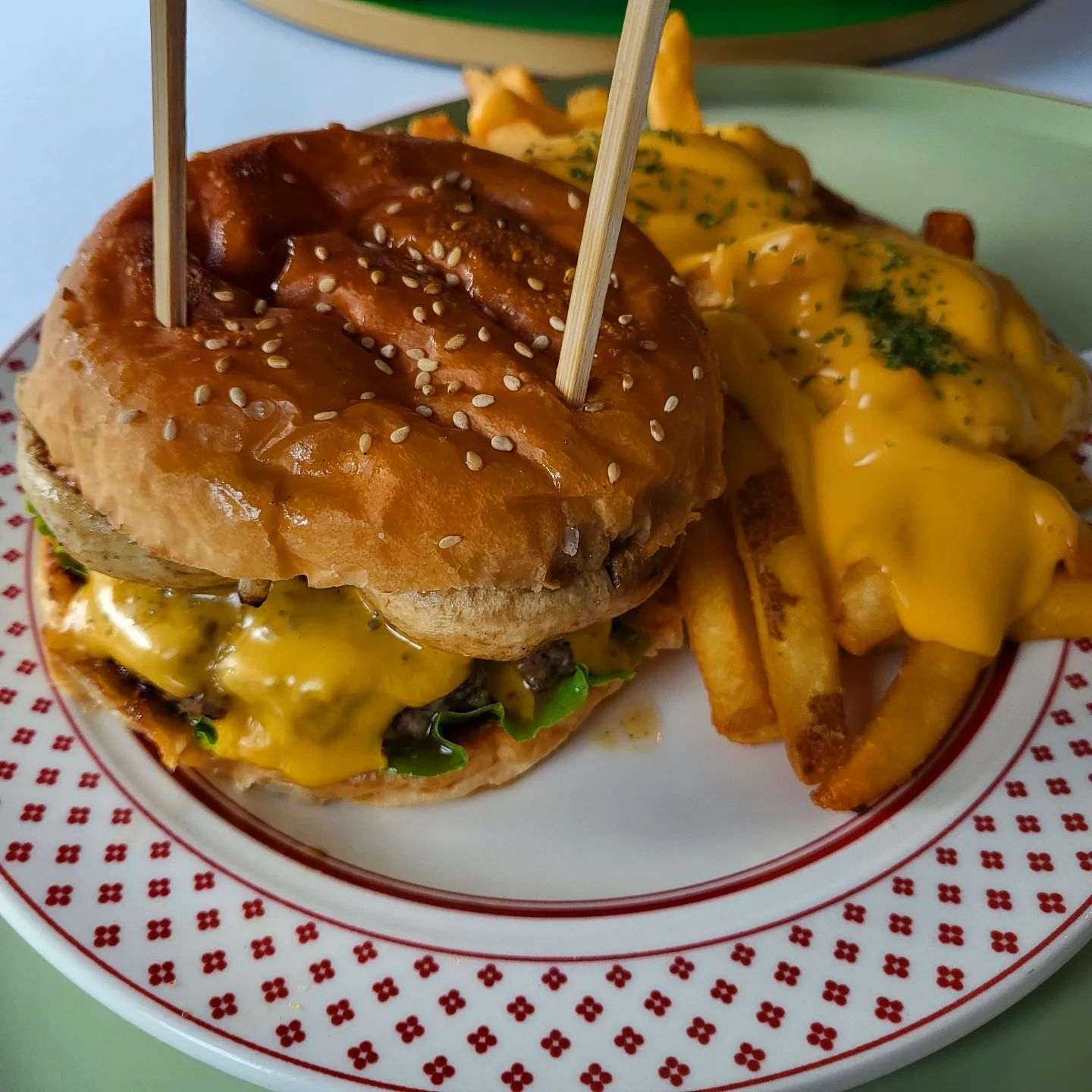 .
🍔브로스버거🍔

두툼하고 육즙 가득한 패티

고소하고 풍미를 채워주는

치즈 🧀 

그리고 통으로 올려주는

양송이버섯🍄

이 모든게 합쳐졌는데 

맛이 없을 수가 있나요?

🥕🥕 존맛탱 🤩

홍대 나들이 가실일이 있다면?!

홍대에 위치한

#브로스버거

방문해보세요🥰

위치➡️서울 마포구 홍익로 3-30 포도빌딩 2층 

가격➡️
통머쉬룸버거_9800₩
(음료 감자튀김 추가 별도)

#맛집 #홍대맛집 #강남맛집 #과자리뷰 #맛집리뷰  #수원맛집 #식도락여행 #맛집스타그램 #리뷰스타그램  #내돈내산 #맞팔 #먹팔 #분식 #한식 #양식 #중식 #일식 #디저트 #카페 #먹스타그램 #좋아요 #팔로우 #충무로맛집 #버거맛집 #연남동맛집 #연희동맛집