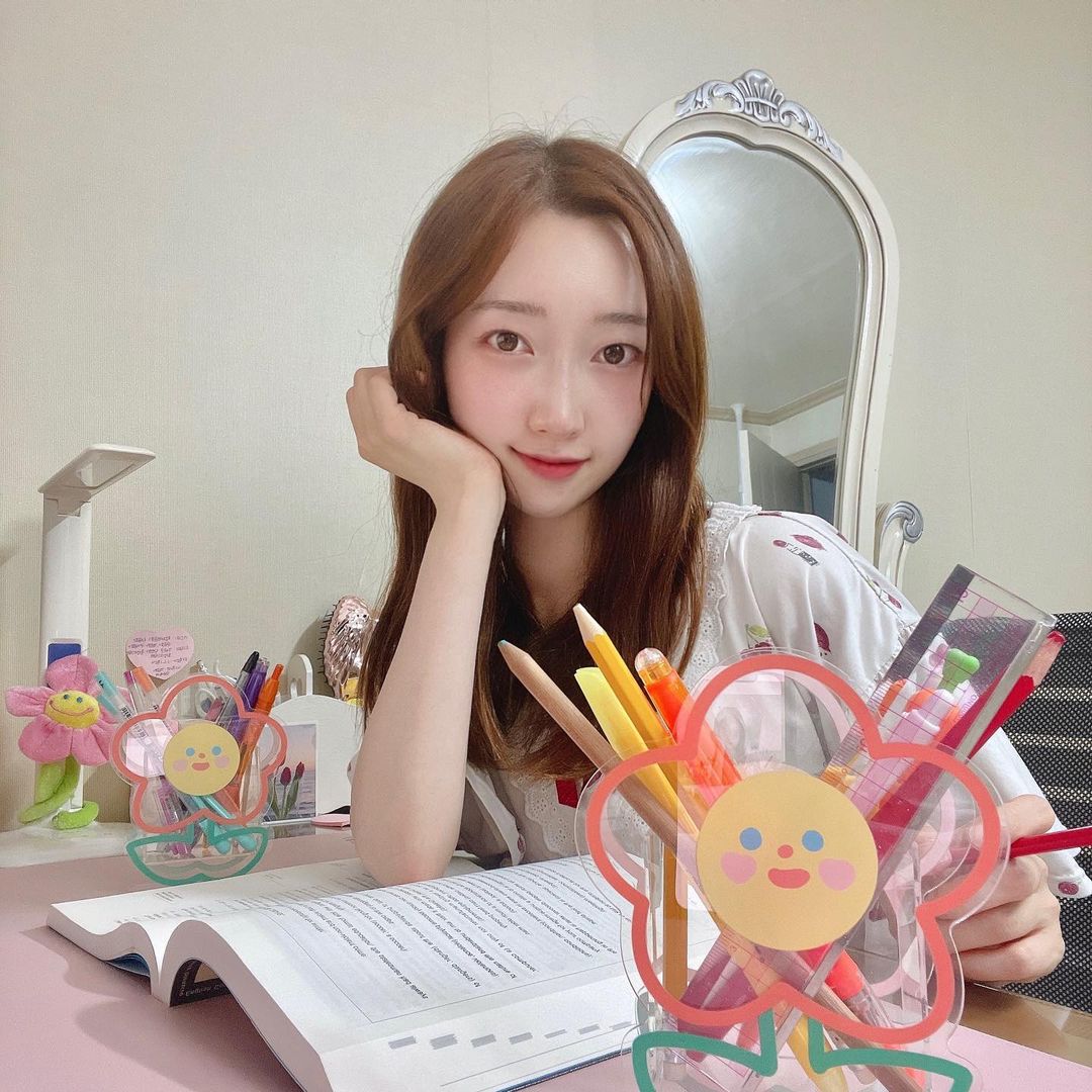 양희정 on Instagram: “#광고 박스 열자마자 너무 귀여워서 소리지른 제품😍 연필꽂이 뿐만이 아니라 메이크업 브러쉬 보관 등 다양하게 사용 가능해서 더욱 맘에 든당💕 내 지인