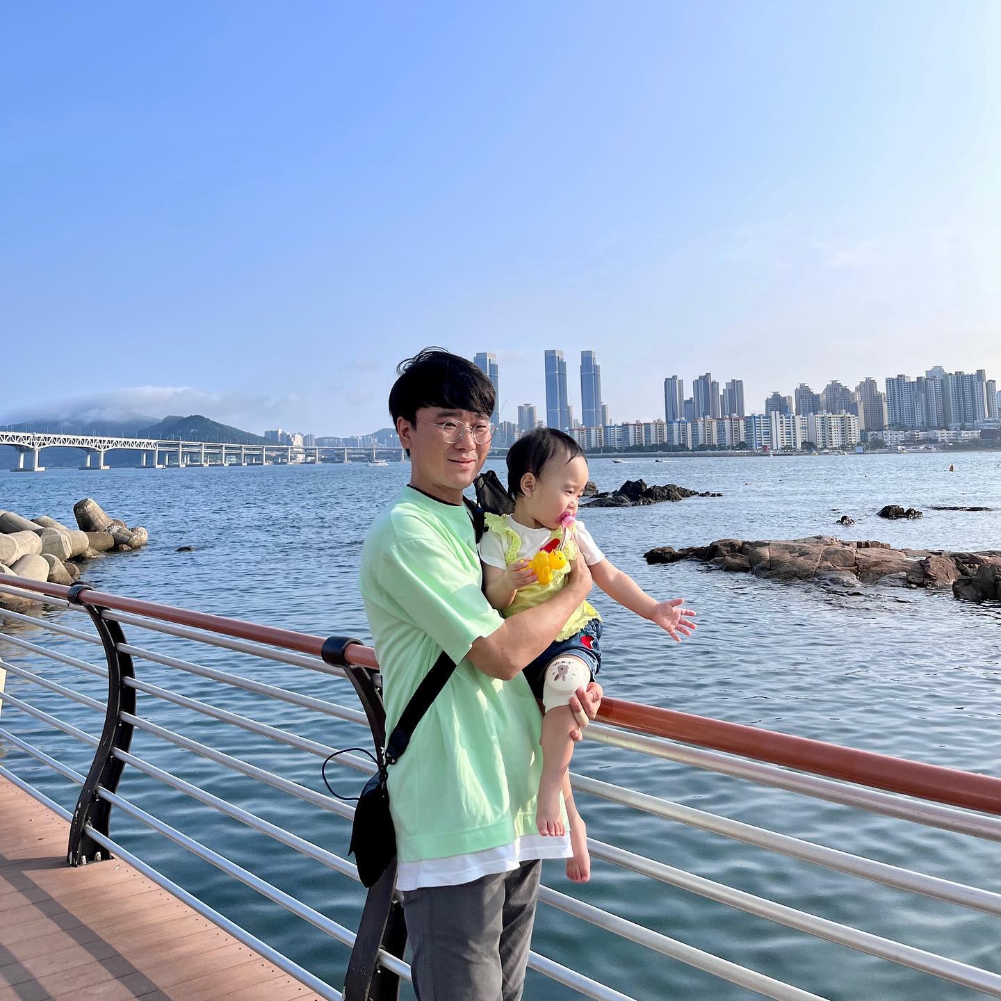 내사랑1.2🤍
🌉 광안리 너무 가고싶었는데 소원풀었다🫶🏻 
이서 낮잠자는데 깨워서 뿌앵 울다 찍은건 안비밀🫣
여행에 비눗방울은 필수였어요!🧼
_
#아빠와딸 #사랑해❤️ 
#부산여행 #아기랑여행 #여름휴가