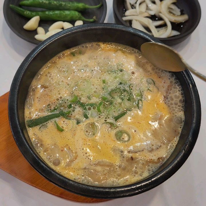 부산 매국(매운국밥)으로 유명한 #엄마의돼지국밥 
양정에서 유명한 곳이었는데, 연산동으로 작년에 이전한 매운국밥 집이에요
⠀
일반적으로 접하는 국밥과는 다르게 고기를 삼겹부위를 써서 국물 자체가 살짝 더 무겁운 느낌인데 매운맛을 더해서 찰떡으로 맛을 극대화 시키는 존맛탱구리 돼지국밥! 고기도 양이 엄청 많아서 밥 한그릇 다 말아먹으면 엄청 배불러요!
⠀
매번 갈때마다 1단계 시키는 맵찔이면서, 2단계 시킬지 1단계 시킬지 고민만 하다 결국 또 1단계시키고 다음에도 1단계 시켜야지! 해놓고 또 다음에 고민하게되는,,
⠀
그리고 국밥과 잘 맞는 깍두기는 말할 것도 없어요
돼지국밥은 무조건 맛있는 깍두기👍👍
⠀
개인적으로 조금 아쉬운건,, 내장국밥과 섞어국밥을 좋아하는 저로써는 오로지 ㅇ돼지와 순대밖에 없다는게 넘 쏘 쌛,,,,🥲하지만 그래도 개존맛탱!!!!
또 부산가면 매국 먹으러 가야지🚶‍♀️🏃‍♀️
⠀
#리뷰 #내돈내산 #내돈내산리뷰 #맛집 #맛집추천 #국밥맛집 #돼지국밥 #매운국밥 #엄마의돼지국밥 #reviewer