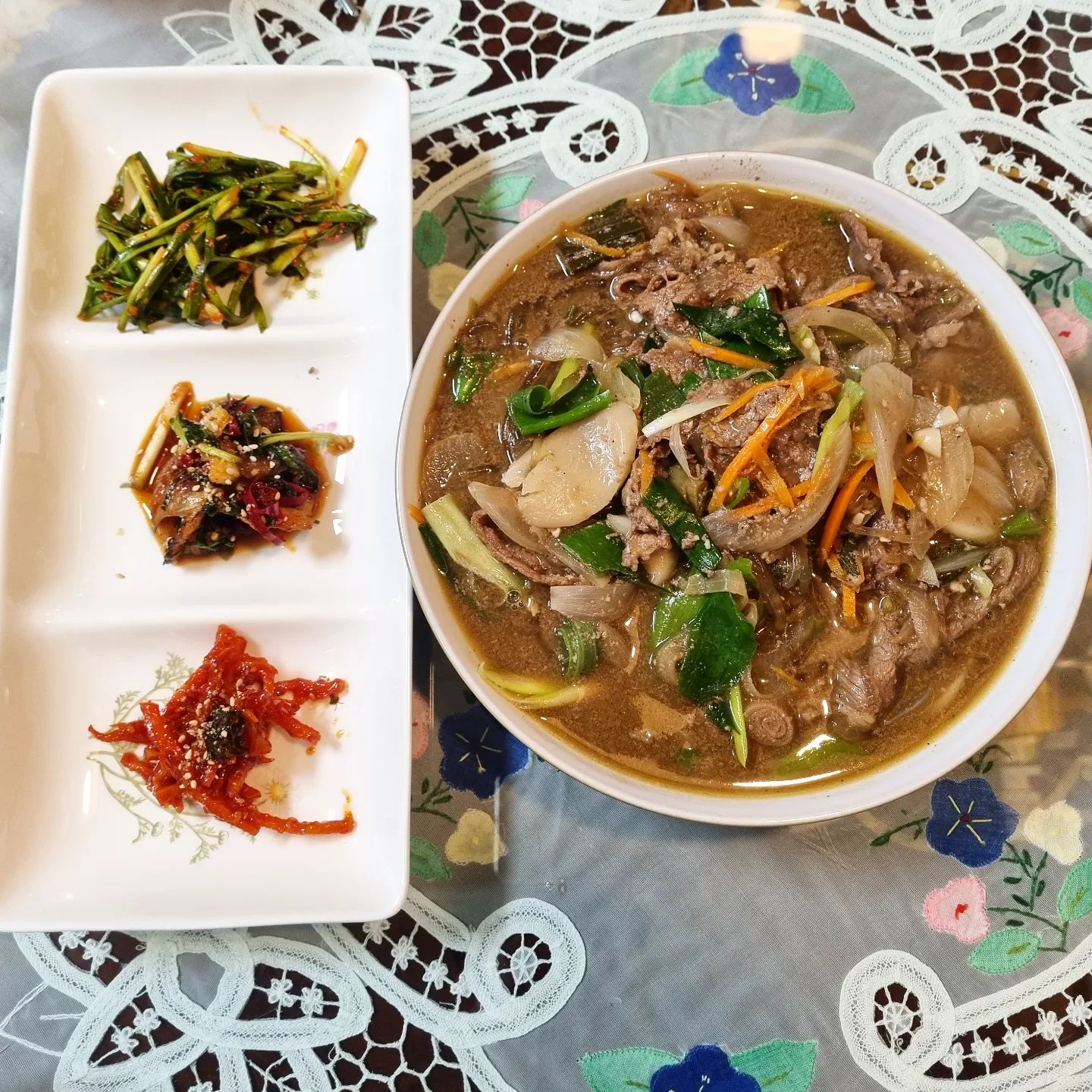 #그리드_밀키트

업체로부터 제공받은 제품입니다 #협찬 
www.gukhouse.com

🥘집에서 밥 반찬으로 간단하게 뚝불(뚝배기불고기)을 해먹었어요.

뚝배기 불고기라서 뚝배기에 하려다가 양이 많아서 그냥 웍으로 요리했어요.

국만드는집 ( gukhouse )이라는 곳에서 판매하는 뚝배기불고기인데 가격도 착하고 조리도 간편하니 좋아요.

제품을 뜯어보면 안에 고기, 야채, 당면이 들어있어서 그냥 전자레인지 등으로 간편하게 조리해서 바로 드실 수 있어요.

고기 잡내도 없고 많이 달거나 짜지 않고 적당한 편 입니다.

간편하게 조리해서 먹을 수 있어서 혼자 간단하게 먹을 때도 좋고, 야식이나 술안주로 먹을 때 좋겠네요

🏷신선한 원재료를 사용해서 현대화 시설에서 전통방식으로 까다로운 공정관리를 통해 생산되는 식품이에요.

🏷생산물배상책임보험과 시험성적 관리를 하고 있다고 하니 믿고 먹을 수 있어요.

#뚝배기불고기 #반조리식품 #자취생반찬 #자취반찬 #자취생요리 #점심메뉴 #간편식 #반찬배달 #고기밀키트 #저녁반찬 #아침간편식 #반찬거리 #반찬메뉴 #캠핑요리 #국만드는집 #산마루식품 #먹스타그램 #먹스타 #food #cooking #선팔 #맞팔 #소통해요 #선팔맞팔