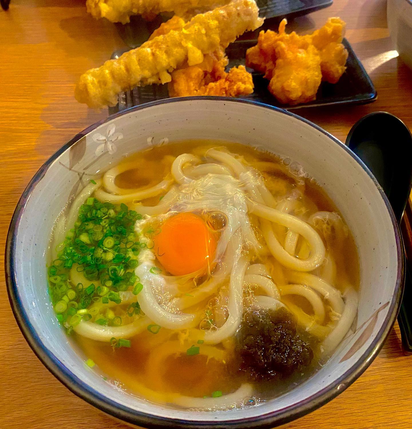 황금 우동 드디어 영접하고 왔슴니다 🍜

면까지 뽑으시는 장인정신🧑🏻‍🍳으로 점심시간만 되면 바글바글한 작은 동네 맛집이에요.

그래서 그런지 면발은 면치기하기 최고..
궁물이 끝내줘요 딱 맑고 깊은 국물이 시그니처에욤

근데 더 놀라운건.. 기본 우동이 6천원이라는 것.. 👼🏻
인스턴트 우동도 6천원인데 요즘 살인 물가에 이게 말이되는 건가요?..
사장님 돈은 어떻게 버시죠?

물론 튀김도🍤바삭하니 맛있었구요, 
소금이랑 같이 주신거 보고 찐 일본식 인증했습니다.
음악도 J-POP 둠칫두둠칫 분위기도 일본 느낌 그대로

차가운 우동도 있으니 더위 먹으신 분들에게도 좋을거 같아유🥰

대표메뉴:
가마타마우동: 7,000원 😲
새우&고구마 튀김: 3,000원 🍤

📍야마타니우동(서울특별시 성동구 행당동 286-43 1층

🕐Open 12:00 ~ 19:45(Last Order)
오후 3시~5시 브레이크

.
.
#먹팔 #맞팔 #서울데이트 #서울맛집 #우동맛집 #우동 #🍜 #먹스타그램 #왕십리역맛집 #왕십리맛집 #왕십리역 #왕십리데이트 #seoulfood #udon #seoultrip #야마타니우동 #숨은맛집
.