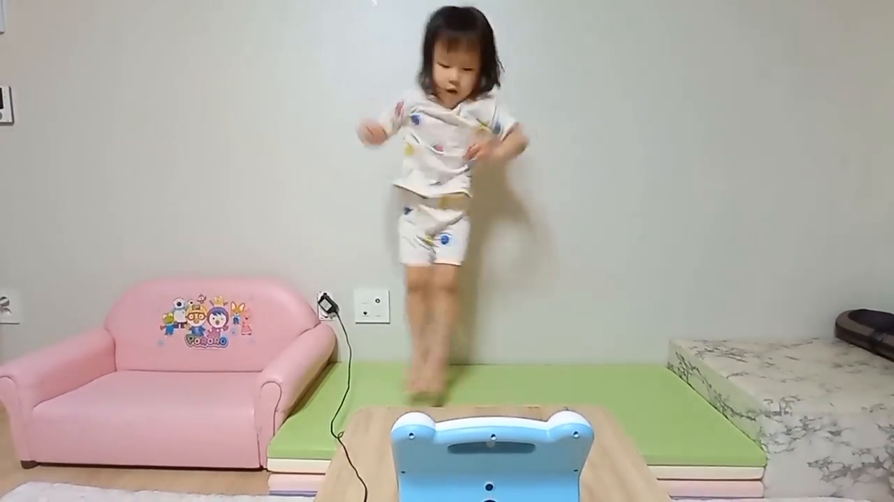 예림이는 윙크 학습지하는것도,
율동하는것도 엄청 좋아하는👍 

이렇게 좋아하는 윙크를 무료로 부담 없이 체험만 해도 ‘실내텐트 or 공부상’을 선물로 받을 수 있어요

*무료체험 링크: https://vo.la/bxg1a

#윙크 #윙크학습 #4살아이학습지 #에너지업 #율동한번하는데큰자리가필요한