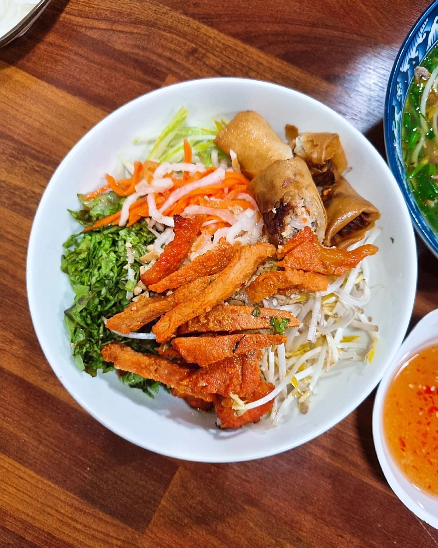 베트남 현지 식당 느낌을 천안에서.. ★

지구 음식 중에 베스트3를 꼽으라면 베트남 음식은 뺄 수 없을 것 같아요🇻🇳

베트남 음식을 좋아해서 베트남 여행을 좋아할 정도인데, 그러다보니 입맛 충족하는 베트남 식당 찾으려고 전국 방방곡곡 많이도 다녔었드래요(?)

안산이랑 수원이 그 중에 가장 만족스러웠고 천안에서는 별 맛집을 못 찾아서 온양 시장으로 먹으러 다녔었는데 드디어 천안에서도 맛집 발견 🥰

제가 선호하는 베트남 식당은 베트남 현지 느낌이 물씬 풍기는- 한국화 되지 않은 식당들인데 이 집은 한국 패치가 15%정도는 됐다고 봐야할 것 같아요

메뉴 구성도 그렇고 맛도 100% 현지 느낌까지는 아니지만 그래도 체인점들에 비해 찐 비엣남을 잘 구현한 맛 👅

쌀국수 종류가 6천원밖에 안 하는 갓혜자

두명이 메뉴 다섯개 먹어버렸어요...

#란베트남쌀국수 🐸
천안시 동남구 충절로 244