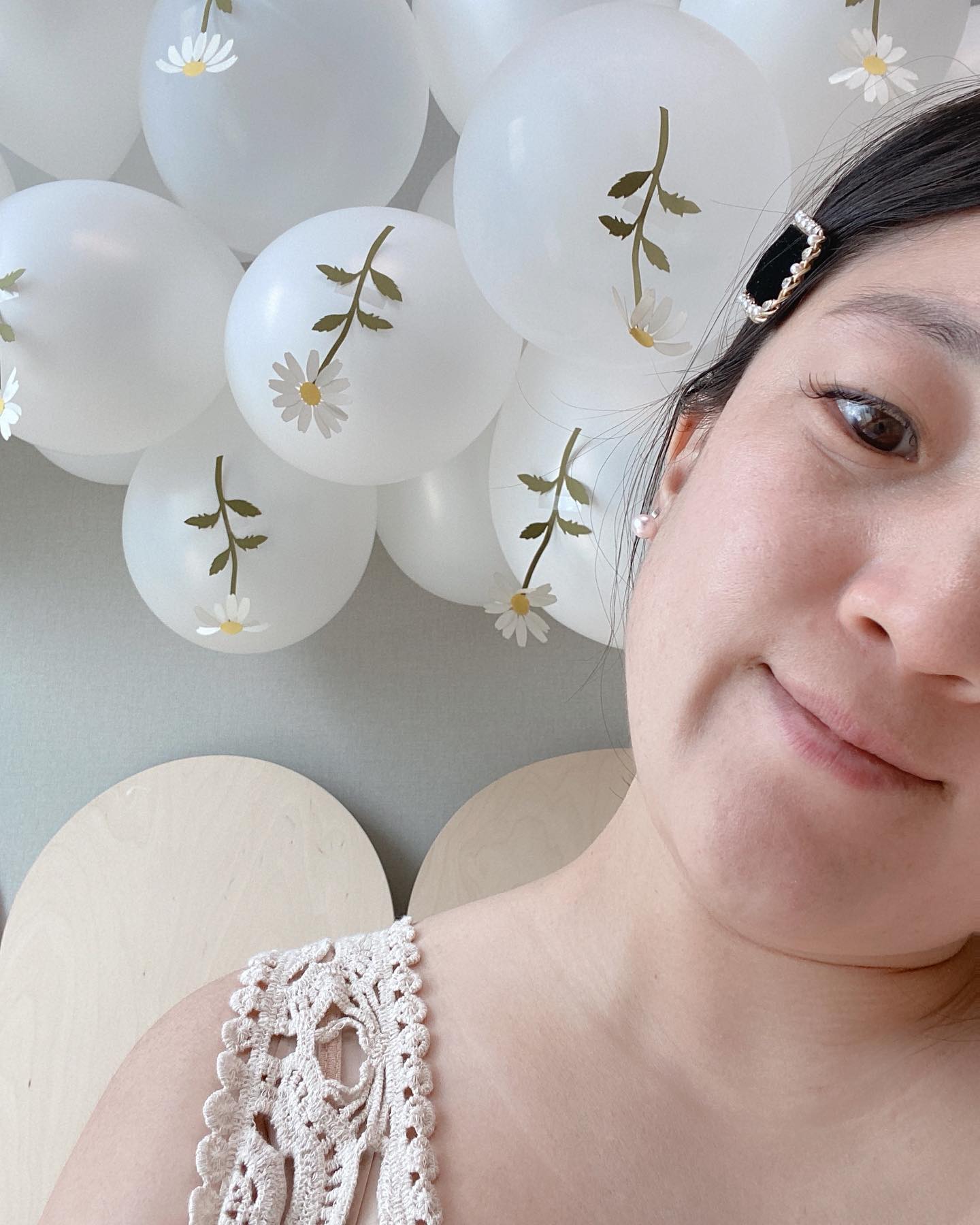 🌼

아이가 태어나고 내 생일은
그저 평범하고 똑같은 일상 중의 하루

라온이 생일은 이것저것 준비했겠지만
정작 내 생일은 챙기지 못하는
나도 그저 평범한 엄마가 되었다

그래도 라온이는 라온이고 
나는 나라고 내 선물을 챙겨주는
소중한 사람들이 있어
소소한 행복 🤎

선물 베스트는 역시 치킨 😎
소고기 돼지고기 등 고기류도 빠질 수 없다

엄마가 되어도 나는 여전히
육식파다 😜

생일은 한 달동안 이니까 
한 달을 즐길테다 😆

#오백만년만의셀카주의
#쌩얼주의 #집에서화장안하니까이해해주삼
#생일주간 #월간생일