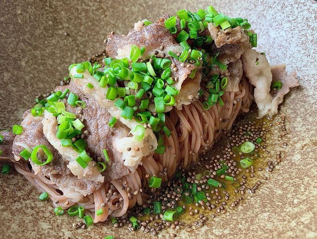 삼식이 on Instagram: "들깨가 톡톡 씹히는!! 들기름향 꼬소한 차돌들기름국수랑 얼큰하고 맛난 명란치즈순두부😋 사과막걸리는 술맛안나고 사과가 아삭아삭 씹히는 주스 같아요!ㅎㅎ . 1시간