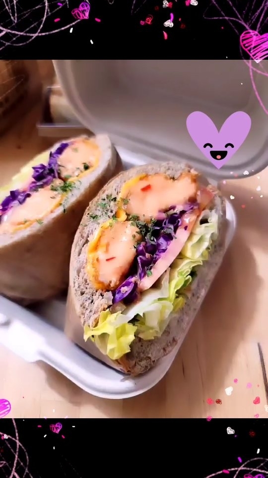 출출했던 오늘🤤
빛남매와 함께 먹은 오후 간식은 #읍천리 에서 해결했어요.
시원한 아.아와 #치킨텐더샌드위치 #카야토스트  #감자빵 #고구마빵 
사랑스런 우리 빛남매가 좋아하는 카야토스트는 카야잼과 버터로 만들어 달콤하고 부드럽고 정말 맛있답니다.
엄마는 치킨텐더샌드위치를 반만 먹었어요. 
하나를 다 먹으면 배가 빵 터질만큼 샌드위치가 빵빵해서 다이어트를 하는 저는 양심상 반만먹고 저장했답니다😋