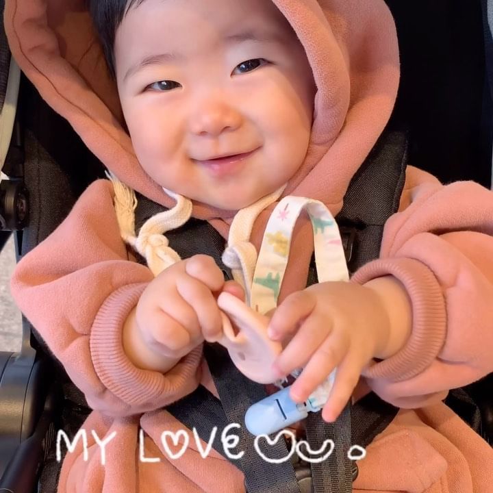 곰돌리아🐻엄빠랑 나들이❤️

처음에 아빠가 귀엽다고 볼살 흔들었는데
귀찮다고 썽내고ㅋㅋㅋ
졸려서 유모차에서 널부러지고
아직은 못걸어서 유모차에만 있지만
그래도 재밌어하는 우리 딸❤️❤️
.
.
.
.
.
.
.
#어제#277days
#의왕타임빌라스