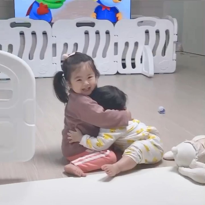 둘이 싸워서 혼내고 나서 이 영상을 우연히 보게되었는데..
참 사랑스럽다❤️