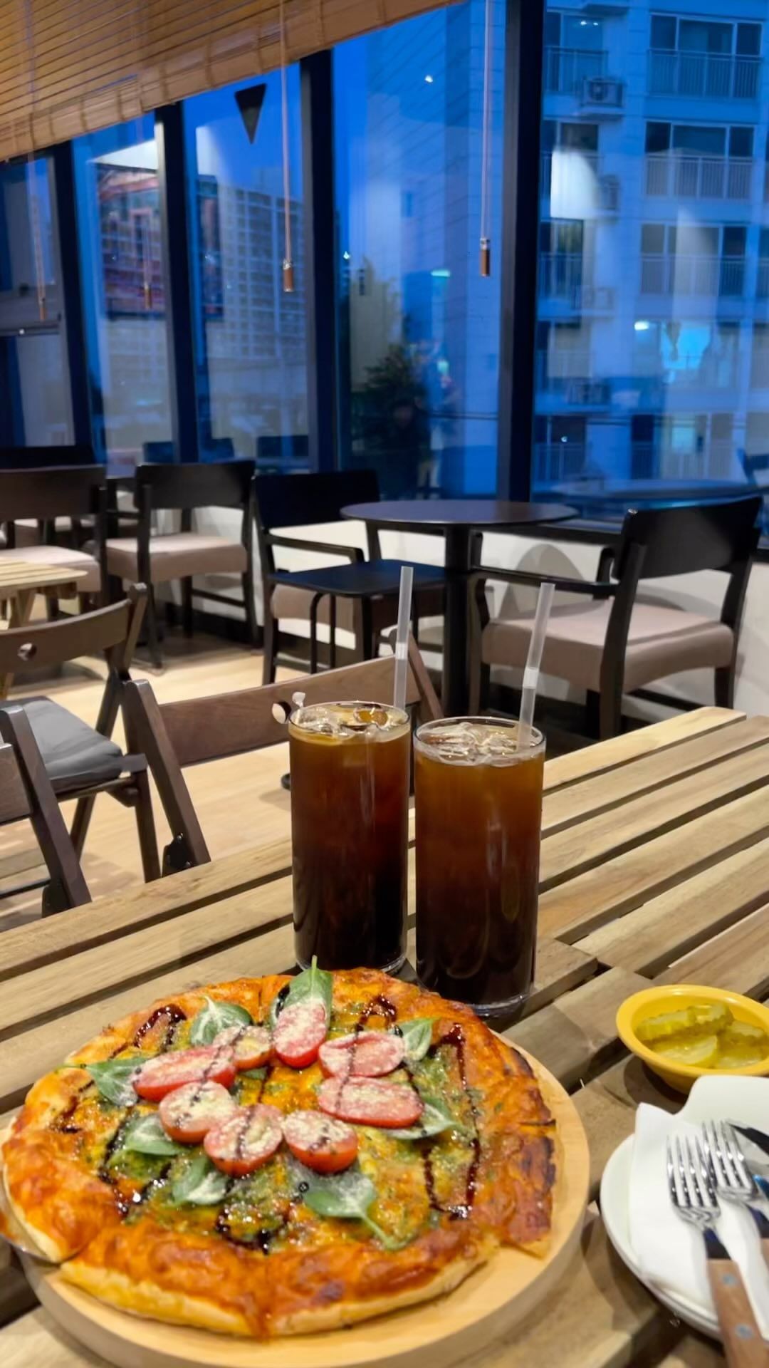 오늘의 맛집 😋
.
.
📍치즈랩 

고성동에 위치한 대팍 맞은편이 있는, 찐맛집 🩵
분위기 좋고, 빵이 맛있는 카페인 줄로만 알았는데, 
프랜차이즈 피자 포함, 지금까지 먹었던 피자 중 1등 🍕
페스츄리 도우라서, 끄트머리까지 꿀맛😍

만족스러워서, 나올 때 추가로 빵까지 구입해서 나왔어요. 
앞으로 단골집이 될 것 같아요. 

추가로 사장님 비롯해서, 모든 직원분들 다 친절하셨어요. 

* 블로그 협찬이라서, 인스타 피드 의무는 없지만 
먹어보고 반해버린 찐맛집이라 공유하고자 올려 봐요!!