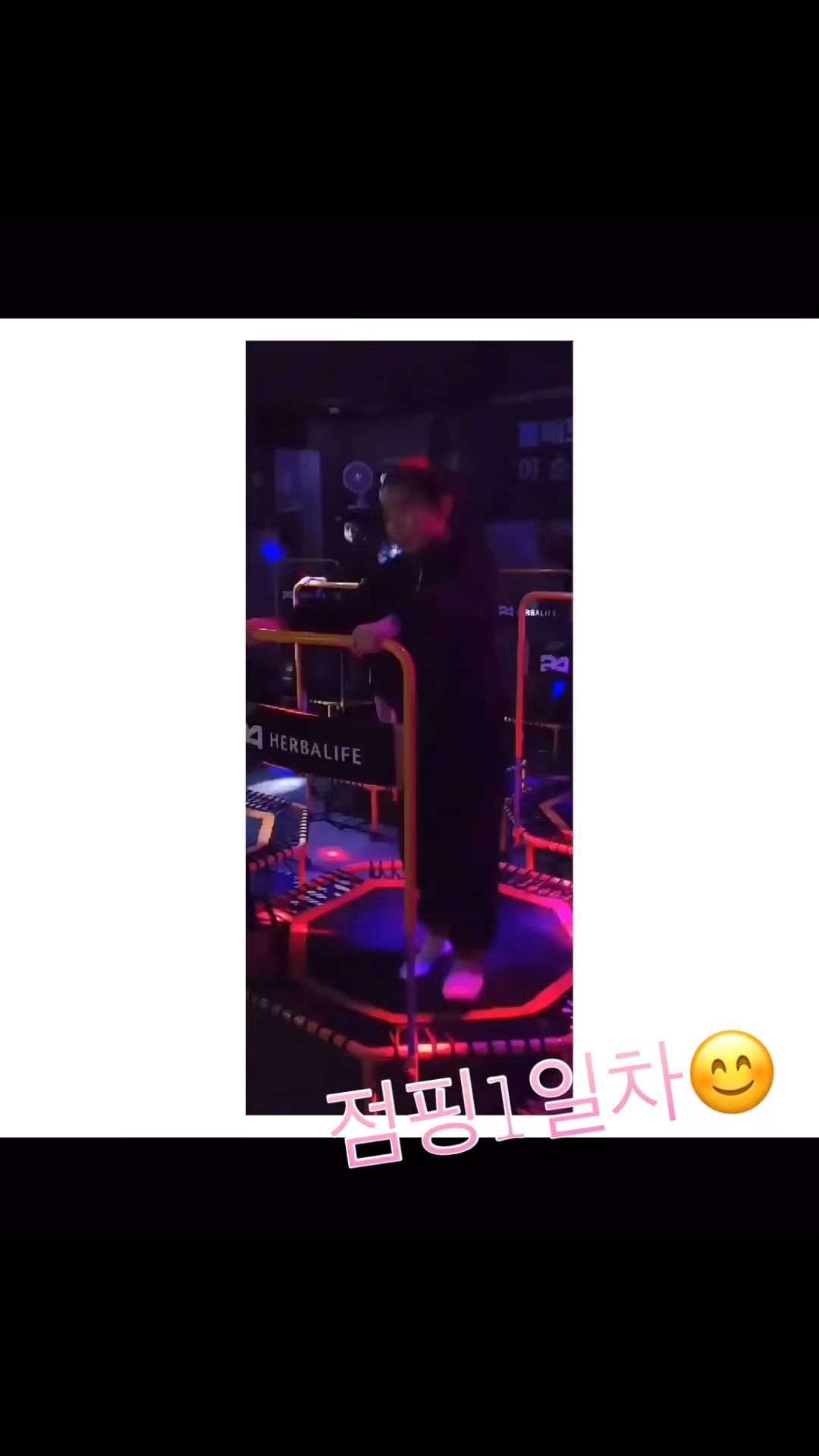 _
매일 어지럽고 힘들다해서 시작한 점핑💕
체력을 기르자 하는 목적으로!!:))
밖에서 뛰어놀게 하고싶지만
날씨도 추워지고 학원에 방과후2개에
결국엔 점핑키즈로🤥
⠀⠀⠀⠀⠀⠀⠀⠀⠀⠀⠀⠀⠀⠀⠀⠀⠀
오늘로 2주하가 지나고 있는데
수요일은 방송댄스하느라 하루 빠지고 ㅋㅋㅋㅋ 
매일 해가지고 깜깜해지면 땀뻘뻘 흘리면서 오는데
처음엔 힘들다고 예민 초예민덩어리더니
이젠 재밌다 한다 ㅋㅋㅋ
⠀⠀⠀⠀⠀⠀⠀⠀⠀⠀⠀⠀⠀⠀⠀⠀⠀
2주지난 뒤엔 얼마나 늘었을지!!
#to#be#continued