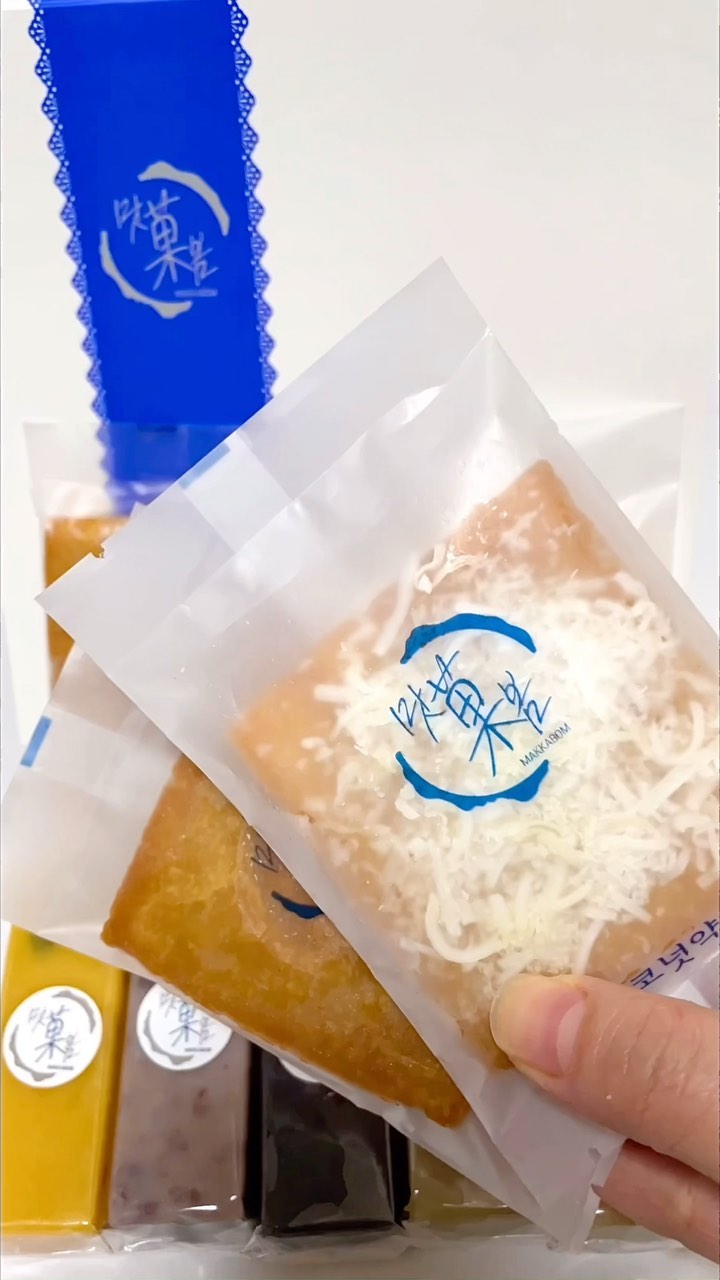 #협찬
-
수제로 만든 약과와 양갱을
선물 할 수 있는 ”맛과봄“

5가지 오방색 수제양갱으로
향신료나 색소, 방부제등
화학 첨가물이 들어가지 않아
건강하게 간식을 즐길 수 있어요

피스타치오, 헤이즐넛, 흑임자
단호박, 팥 5가지 맛으로 
원하는 맛을 골라 먹을 수 있고

개별포장 되어있어
하나씩 나눠먹기에 좋아요

약과는 뤼벡약과, 코코넛 약과
두가지로 되어있는데

우리나라 전통 약과를
퓨전방식으로 만들어
바삭한 쿠키처럼 먹을 수 있어요

이쁜 박스에 포장되어 배송되기 때문에
명절이나 특별한 날 선물로 너무 좋습니다

☑️구매링크
https://m.smartstore.naver.com/makkabom

#맛과봄 #수제한과 #수제약과 #수제양갱
#연말선물 #약과맛집 #양갱맛집 #전통과자
#고급간식 #다과 #간식스타그램 #약과선물세트
#스토리앤미디어 #스토리앤체험단