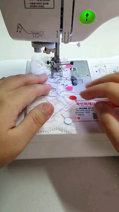 너는 좋겠다..
#인형소품 #인형놀이
#레이스양말 #취미 #소잉 #sewing
#doll #dolldress #paolareina #릴공13기 
#레이스 #인형양말 #파올라레이나