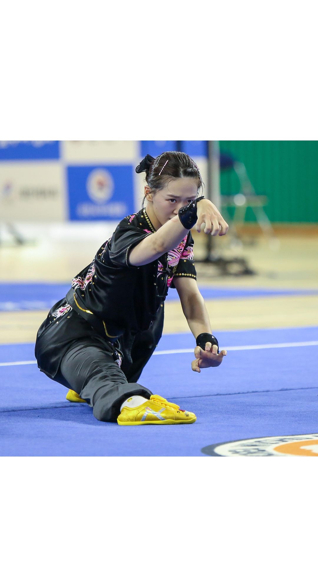 #첫줄_ #wushu #국가대표 

넘어지고 엎어지고 다치고 수술하고 또 넘어지고 엎어지고 다치고,
수 많은 과정속에서 두려움을 얻기도 했지만 성공하고자 극복하고자하는 용기도 배웠습니다.

중간중간 맛보았던 “성공” 으로 “나는 된다” 라는 마음으로 하루하루 최선을 다했기에 미련도 후회도 없는것이겠지요 

꿈꿔왔던 세계대회 금메달은 없이 20년의 선수 생활은 끝이났지만,

새롭게 도전하고싶은 제2의 꿈이 생겼기에 운동하면서 배워온 끈기랑 열정을 새로운 일에 쏟으려합니다😖🔥

많은 사람들이 포기한다고 아쉽고 아깝다 하지만 ,
저는 포기하는게 아닌 또 다른 도전을 하는 거라 생각합니다

지금까지 운동을 해오면서 후회한적 단 한번도 없었고, 6월말 유니버시아드 대회를 마지막으로 새로운 일을 준비하면서도
후회한적이 없었기에 이렇게 글을 씁니다🤪‼️

지금까지 운동선수로서의 저를 믿어주고 늘 응원 해주셔서 너무너무 감사합니다!! 

12월이면 본격적으로 새로운 일을 시작하는데 앞으로의 길도  많이 응원해주세요오 🙇🏻‍♀️ 🫶🏻