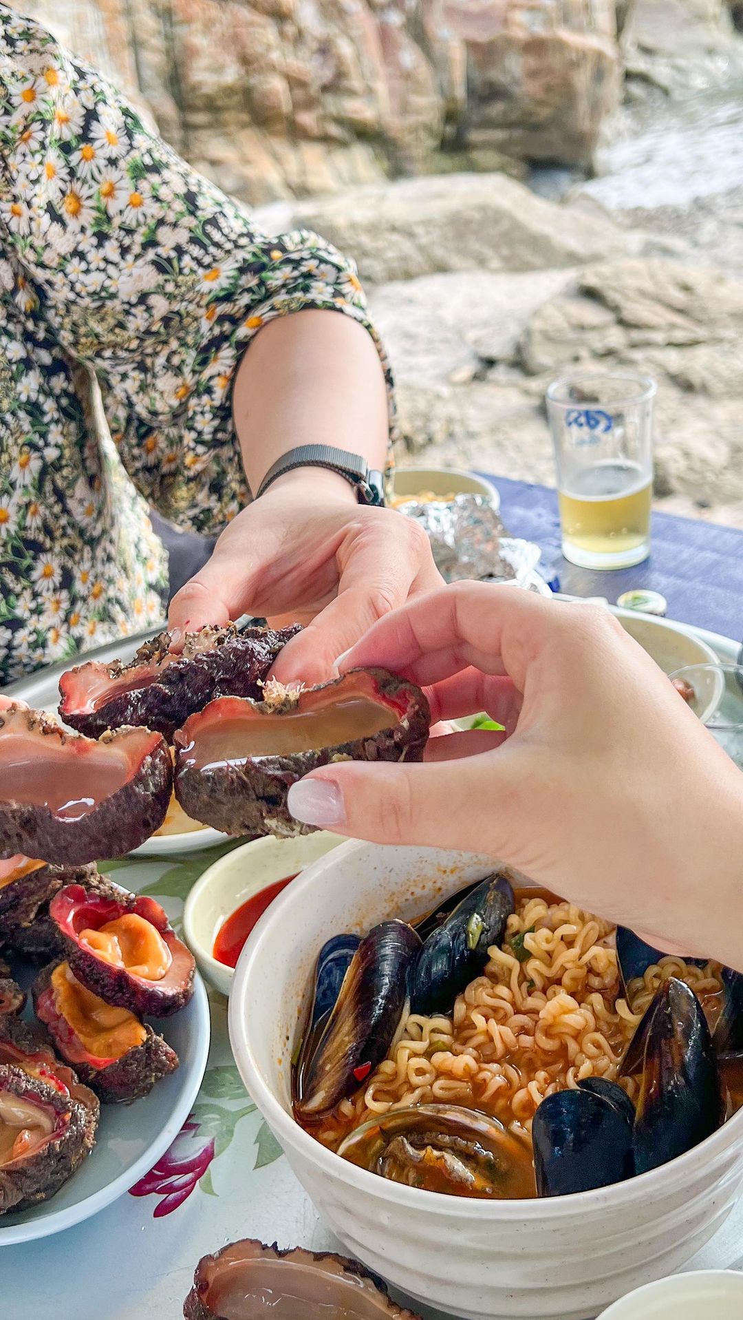 부산 최애 장소 중 한 곳, 영도해녀촌🌊
파도 앞에 두고 싱싱한 해산물에 소주 맥주 마시면… 끝도없이 들어가요🥹
그 자리 앉아서 낮부터 해질때까지 세번 주문해서 먹은 건 안비밀
돌멍게에 소주따라서 꼭 먹어주세요🥂

📍영도해녀촌, 부산
✔️추천메뉴 
- 돌멍게(필수)
- 김밥에 성게알 올려서 먹으면 극락
- 해물라면

#영도해녀촌#부산여행
#부산맛집추천